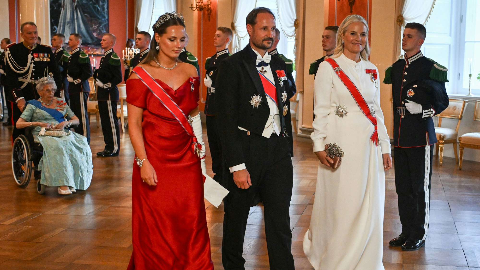Prinzessin Ingrid Alexandra, Kronprinz Haakon und Kronprinzessin Mette-Marit auf dem Weg zum Galadinner im Schloss anlässlich des Staatsbesuchs von Präsident Emmanuel Macron.