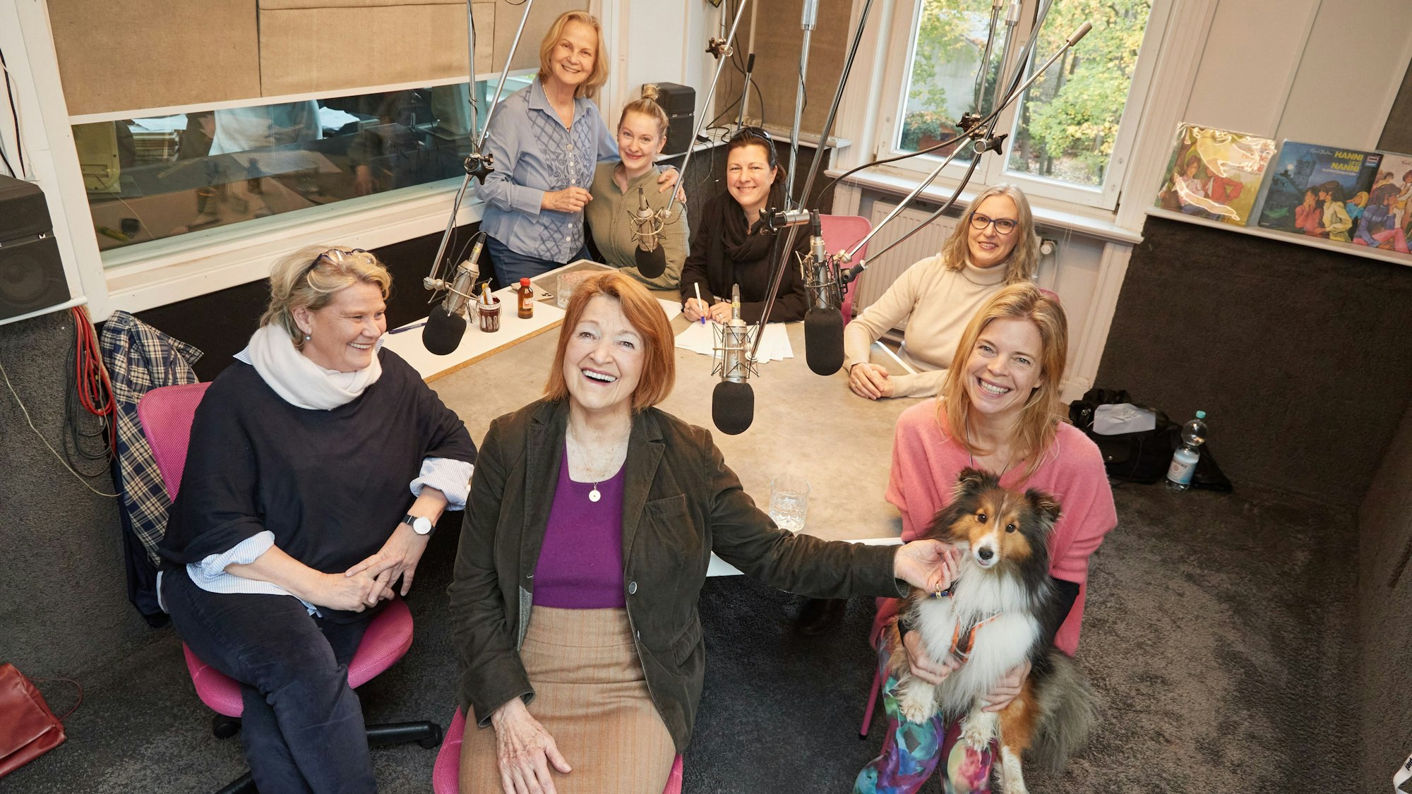 Die Produzentin Heikedine Körting (l-r, im Kreis von hinten beginnend), sowie die Sprecherinnen Linda Fölster, Eva Michaelis, Manuela Dahm, Merete Brettschneider mit Hund Fibi, Rosemarie Wohlbauer und Susanne Wulkow (l).