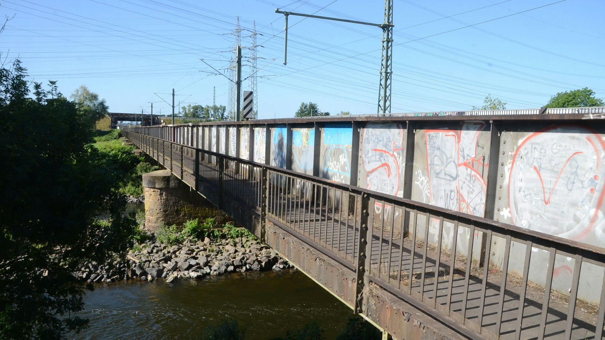 Ein alter Fußweg an einer Eisenbahnbrücke.