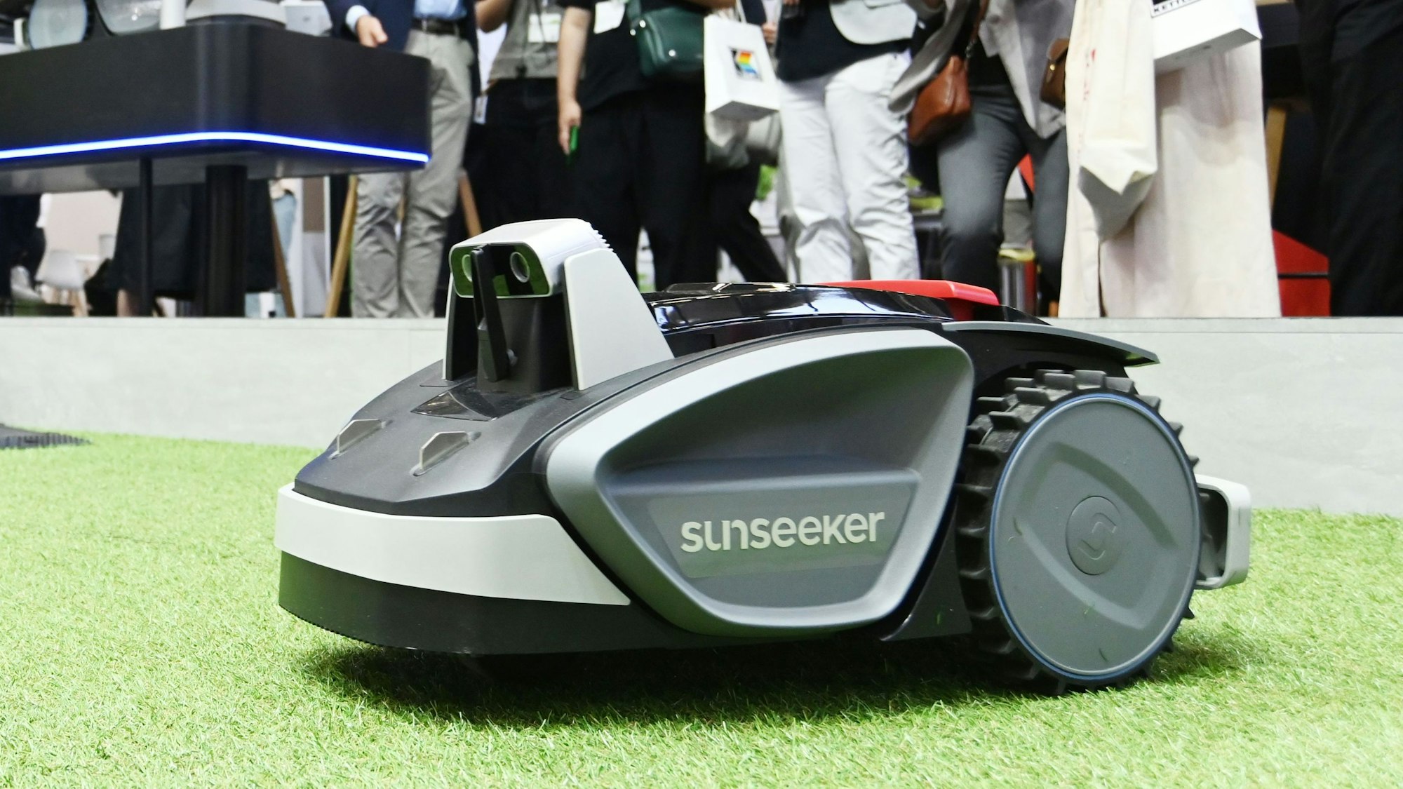 Mähroboter der Zukunft pflegen den Rasen kabelfrei – möglich macht das eine künstliche Intelligenz.