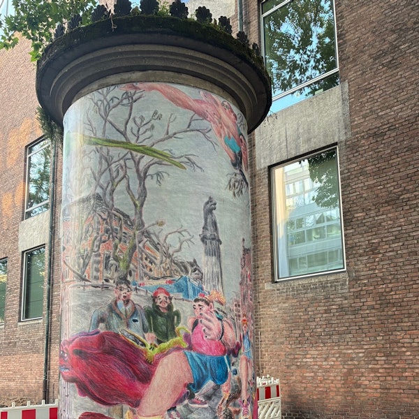 Auf 27 Litfaßsäulen zeigt Tobias Schulenberg Fantasiefiguren.