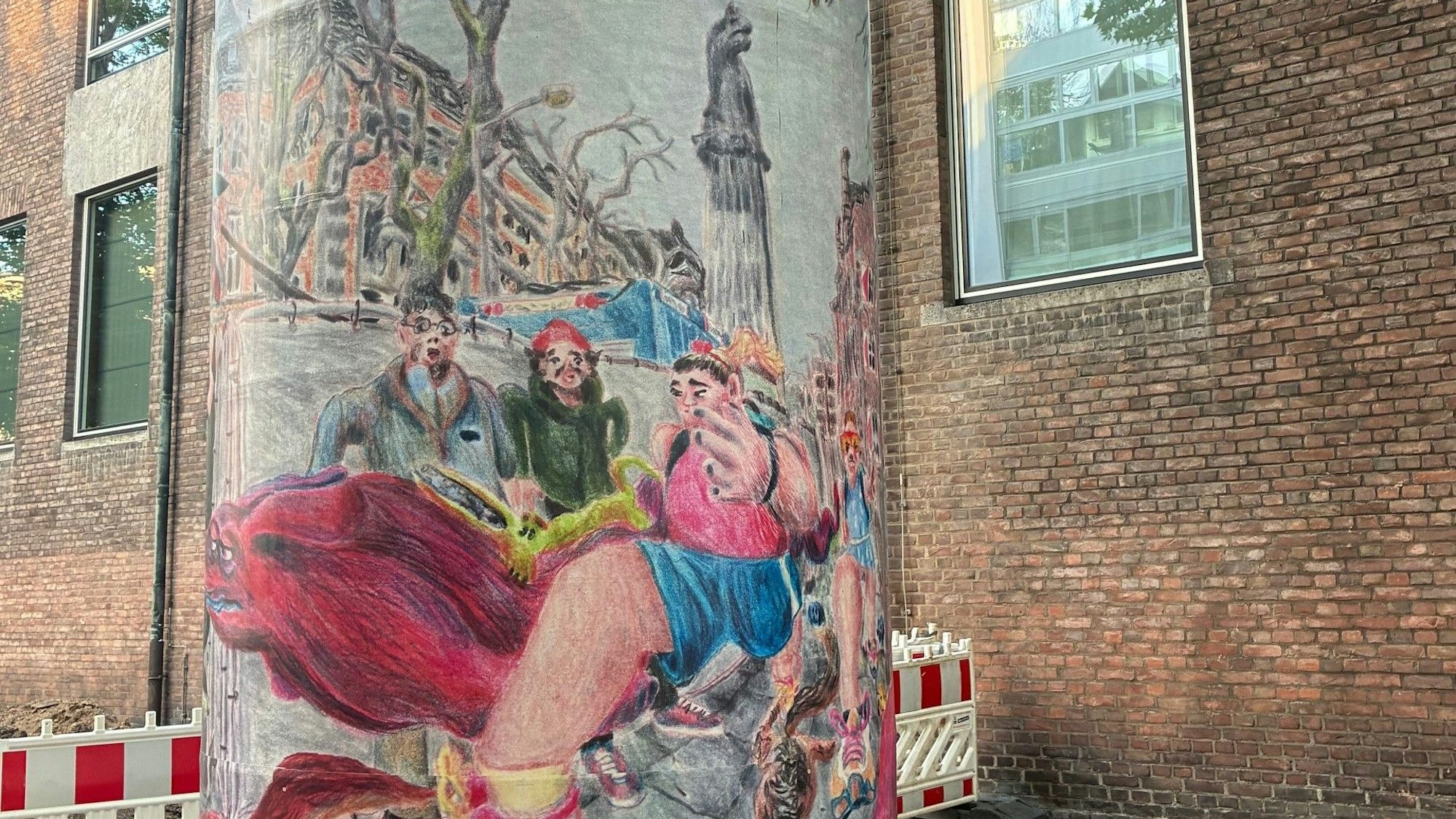 Auf 27 Litfaßsäulen zeigt Tobias Schulenberg Fantasiefiguren.