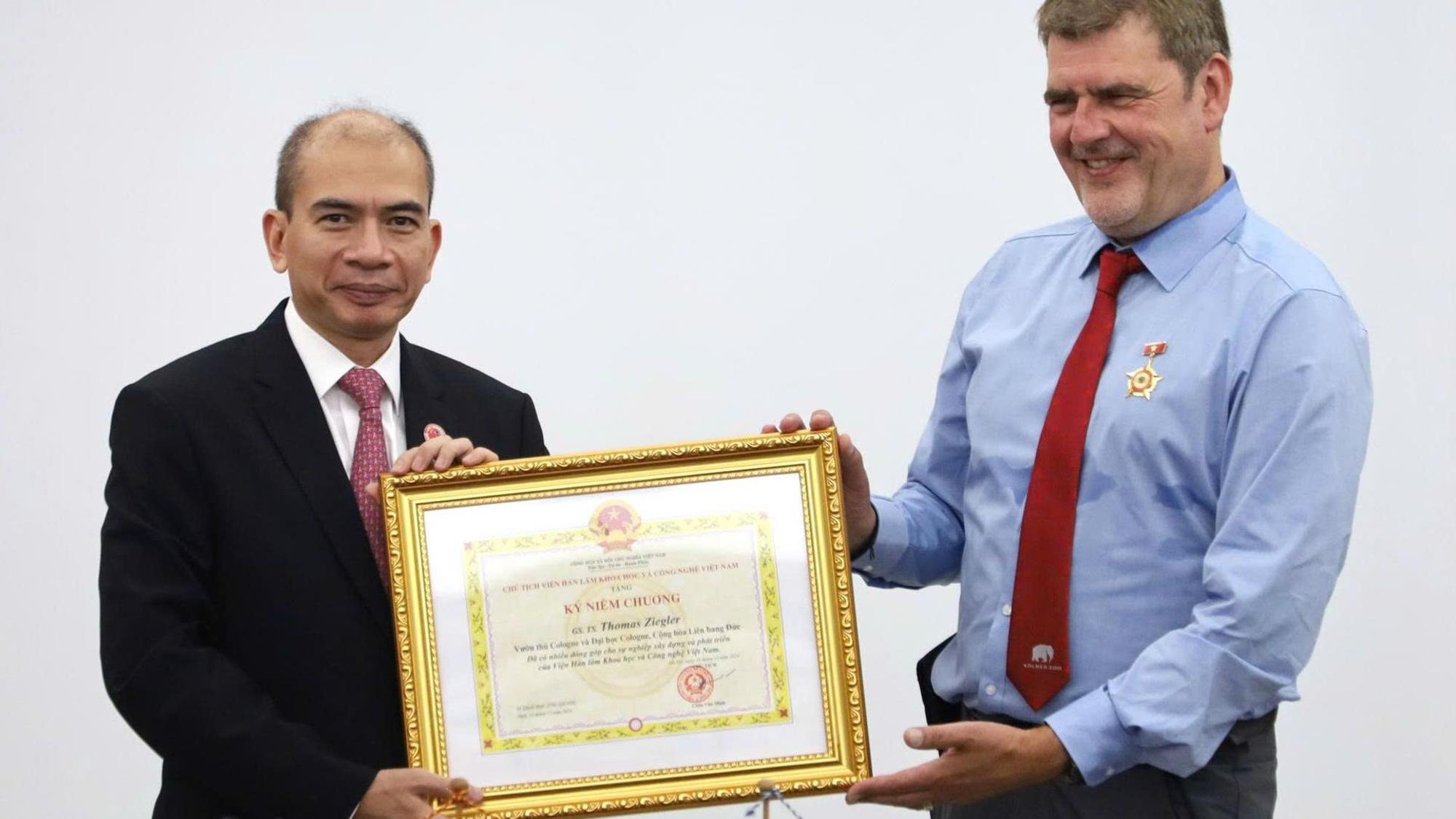 In Hanoi nahm Thomas Ziegler den Verdienstorden der Vietnamesischen Akademie für Wissenschaft und Technologie entgegen.