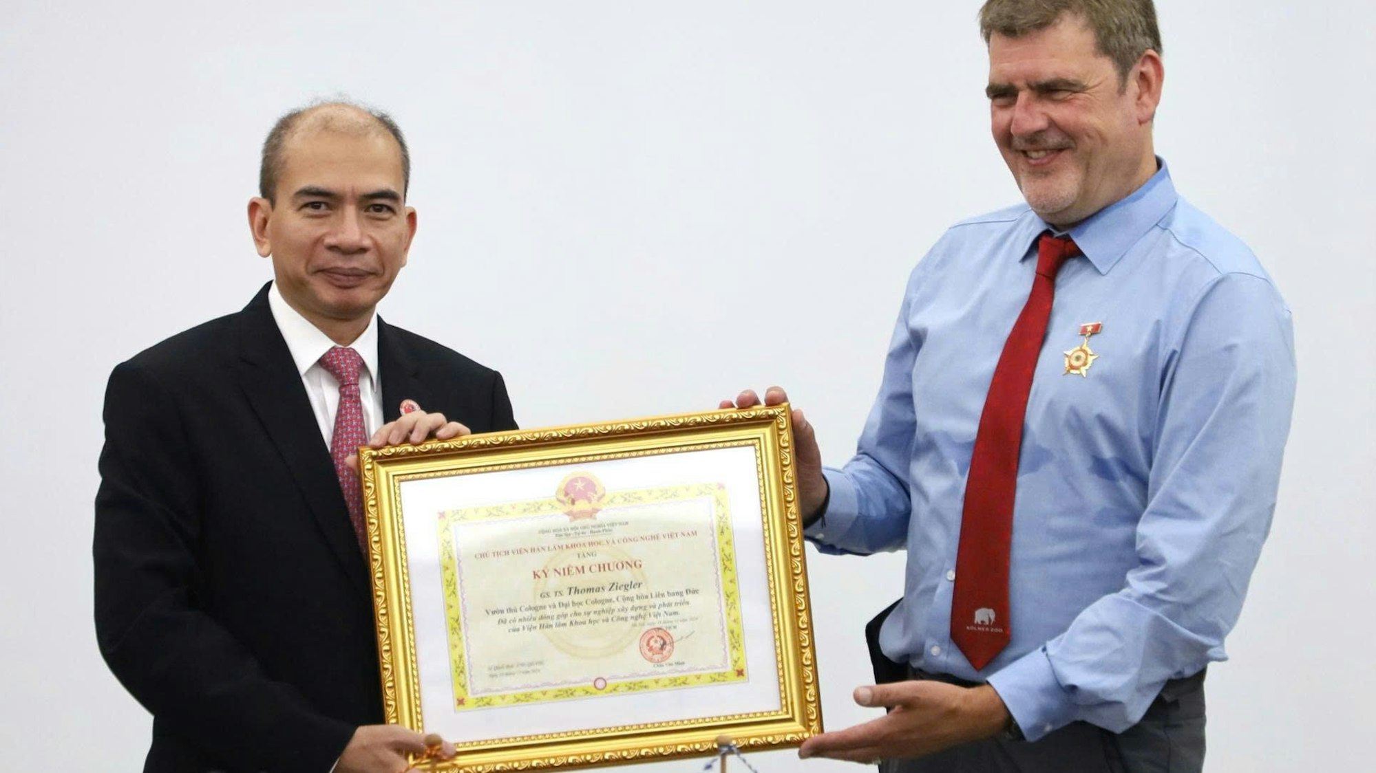 In Hanoi nahm Thomas Ziegler den Verdienstorden der Vietnamesischen Akademie für Wissenschaft und Technologie entgegen.