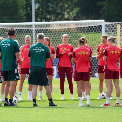 Rebecca Knaak (Mitte) wird von Mitspielerinnen und Trainerteam im EM-Quartier in Herzogenaurach gefeiert.