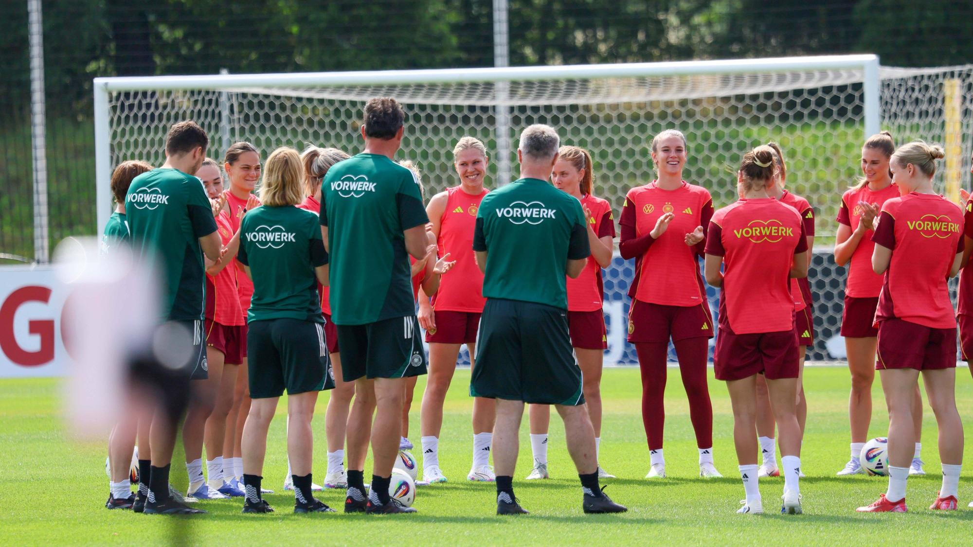 Rebecca Knaak (Mitte) wird von Mitspielerinnen und Trainerteam im EM-Quartier in Herzogenaurach gefeiert.
