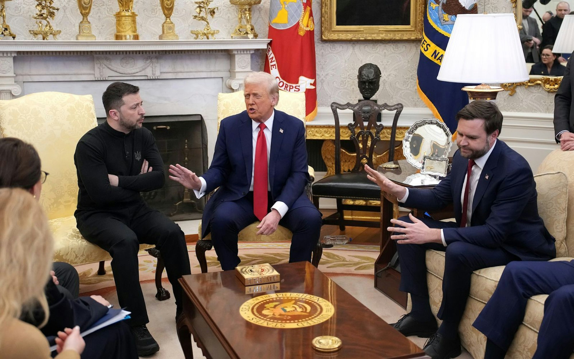 Am 28. Februar 2025 brüskierten Donald Trump (Mitte) und J.D. Vance (rechts) den ukrainischen Präsidenten Wolodymyr Selenskyj vor den Augen der Weltöffentlichkeit im Oval Office. (Bild: 2025 Getty Images/Andrew Harnik)