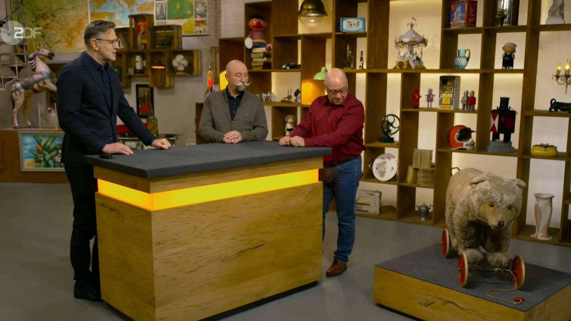 Calogero Lo Cicero (v.r.) aus Aachen mit Horst Lichter und Detlev Kümmel bei „Bares für Rares“.