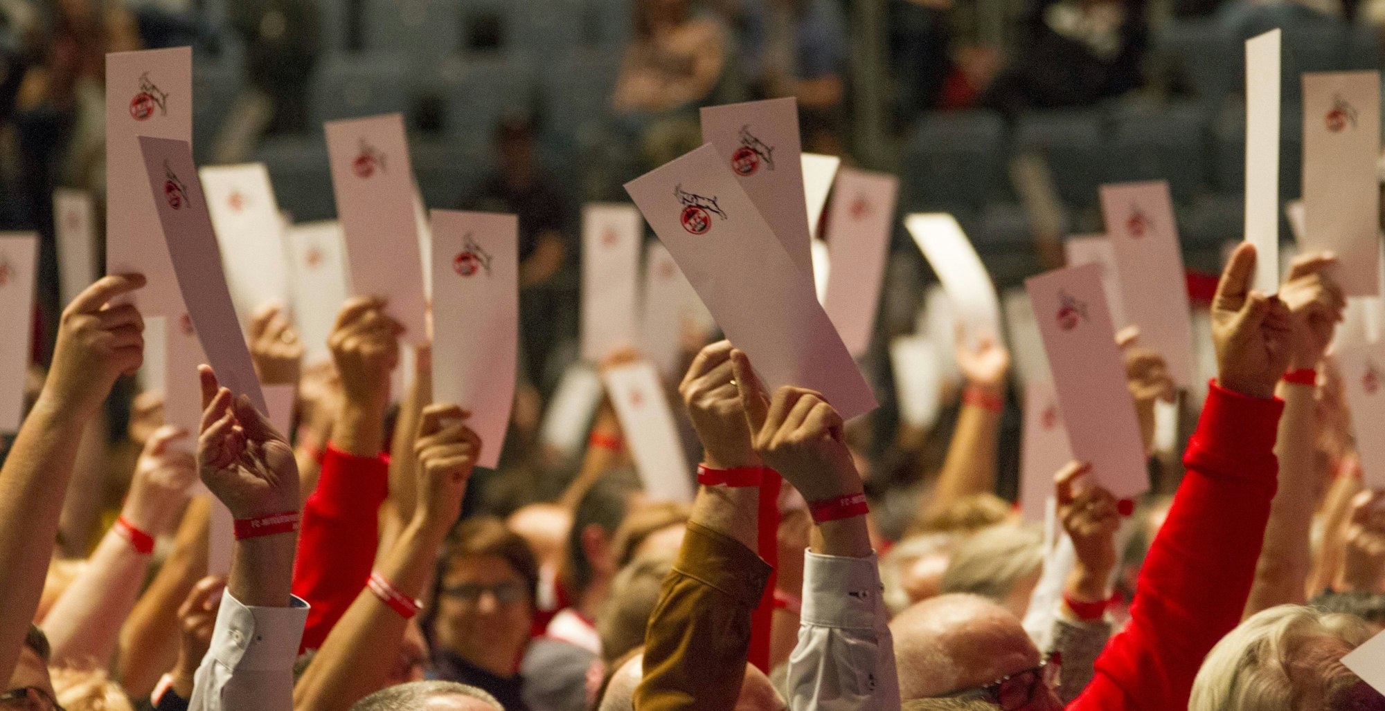1. FC Köln Mitgliederversammlung 2016 Lanxess Arena Deutschland Datum: 26.09.2016 Wiederwahl
1 FC Cologne Assembly members 2016 Lanxess Arena Germany date 26 09 2016 Re-election