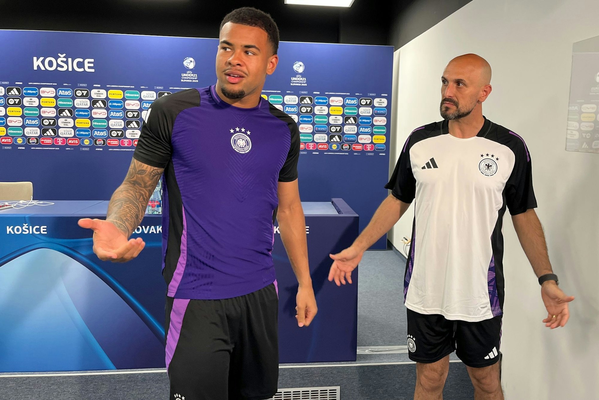 Trainer Antonio Di Salvo (r) und Torhüter Noah Atubolu freuen sich auf das K.o.-Spiel.