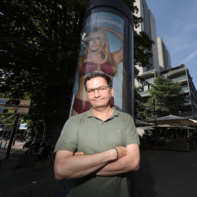 20.06.2025, Köln: 100 Ideen für Köln: Comedian Moritz Netenjakob schlägt Kölner Themen statt Heidi Klum für Werbebanden vor. Foto: Arton Krasniqi