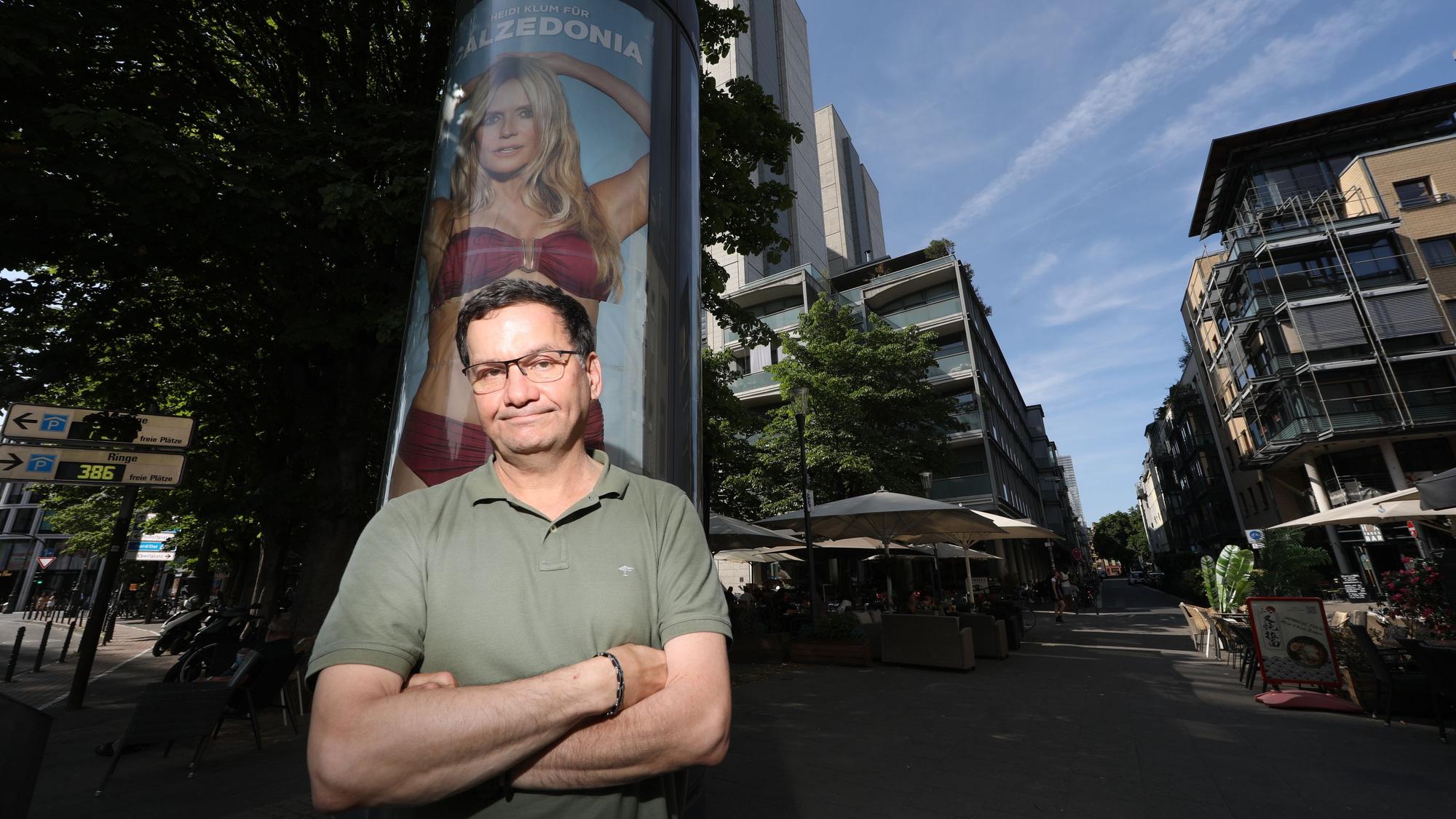 20.06.2025, Köln: 100 Ideen für Köln: Comedian Moritz Netenjakob schlägt Kölner Themen statt Heidi Klum für Werbebanden vor. Foto: Arton Krasniqi