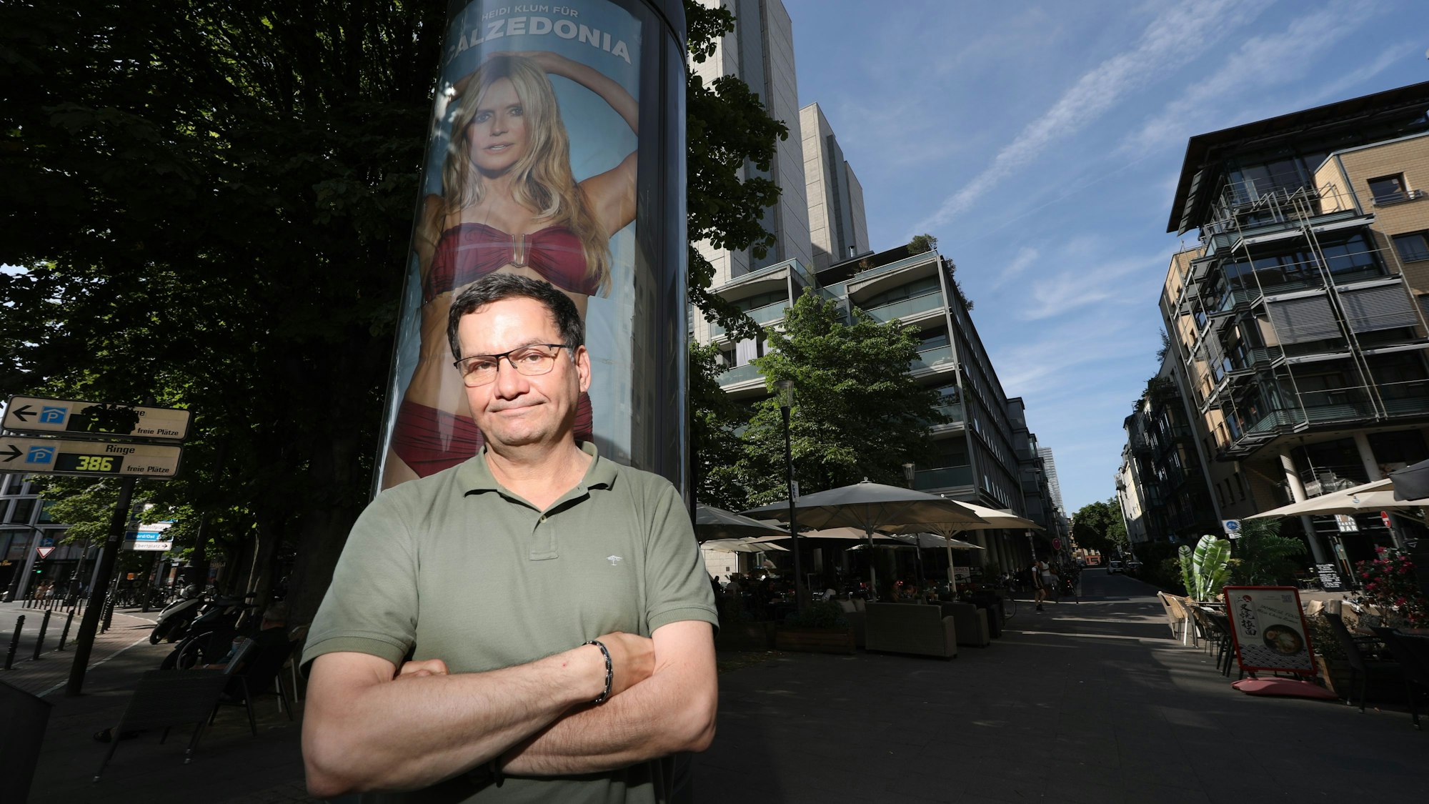 20.06.2025, Köln: 100 Ideen für Köln: Comedian Moritz Netenjakob schlägt Kölner Themen statt Heidi Klum für Werbebanden vor. Foto: Arton Krasniqi