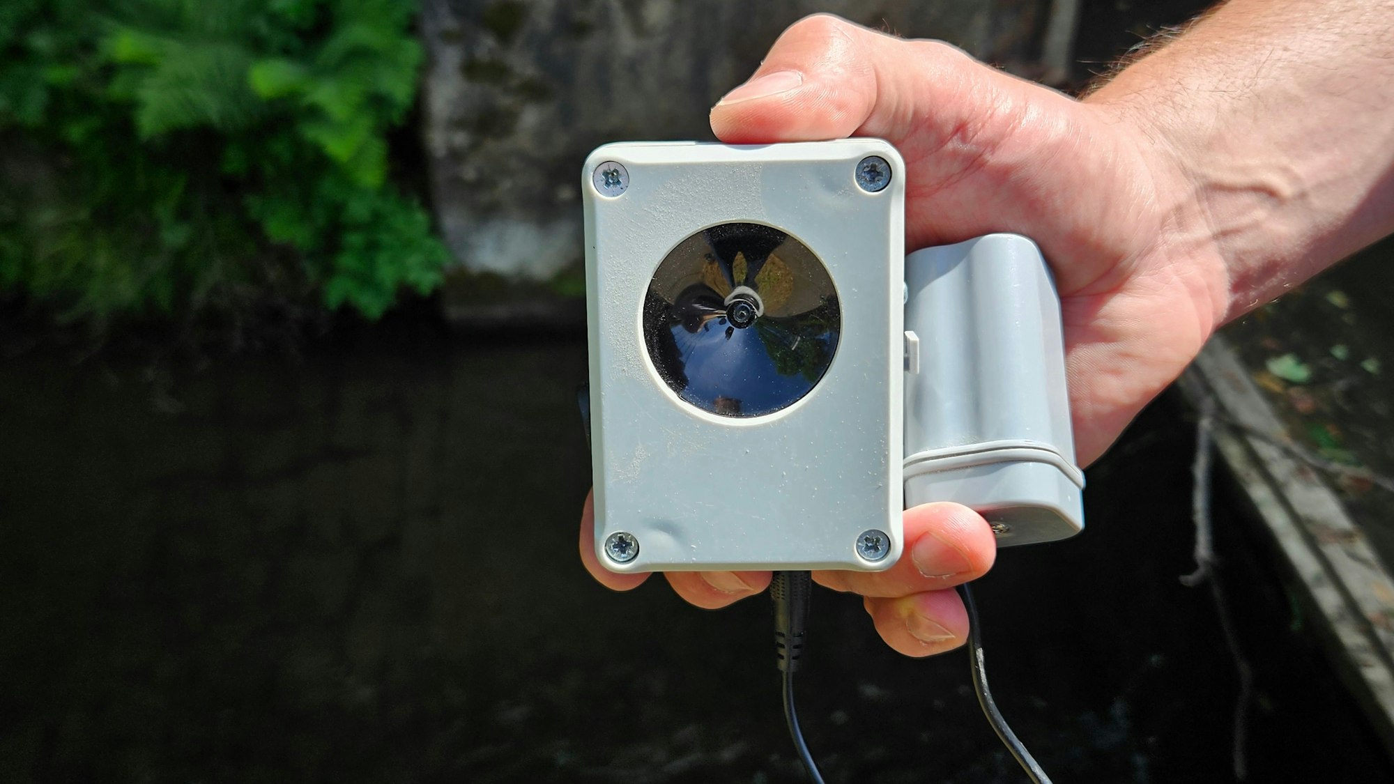 Thomas Scholzen präsentiert einen der Pegelsensoren, der in etwa so groß ist wie ein Päckchen Zigaretten.