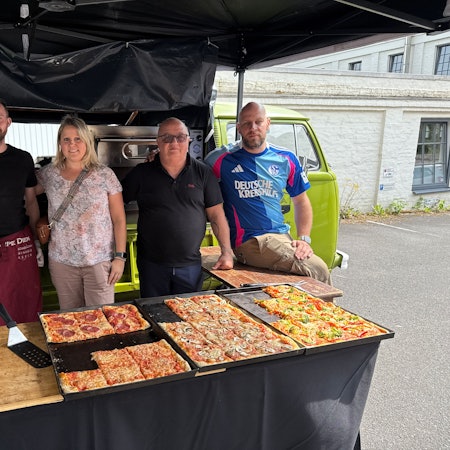 Das Foto zeigt die Eltern von Luca und zwei Unterstützer.