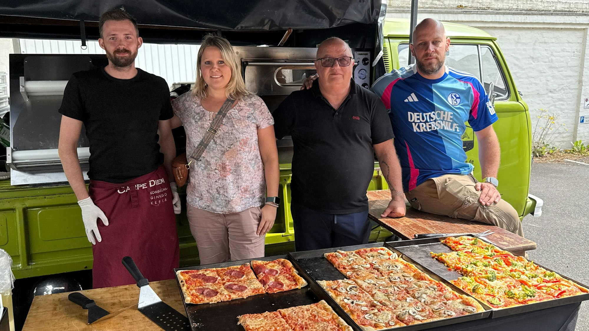 Das Foto zeigt die Eltern von Luca und zwei Unterstützer.