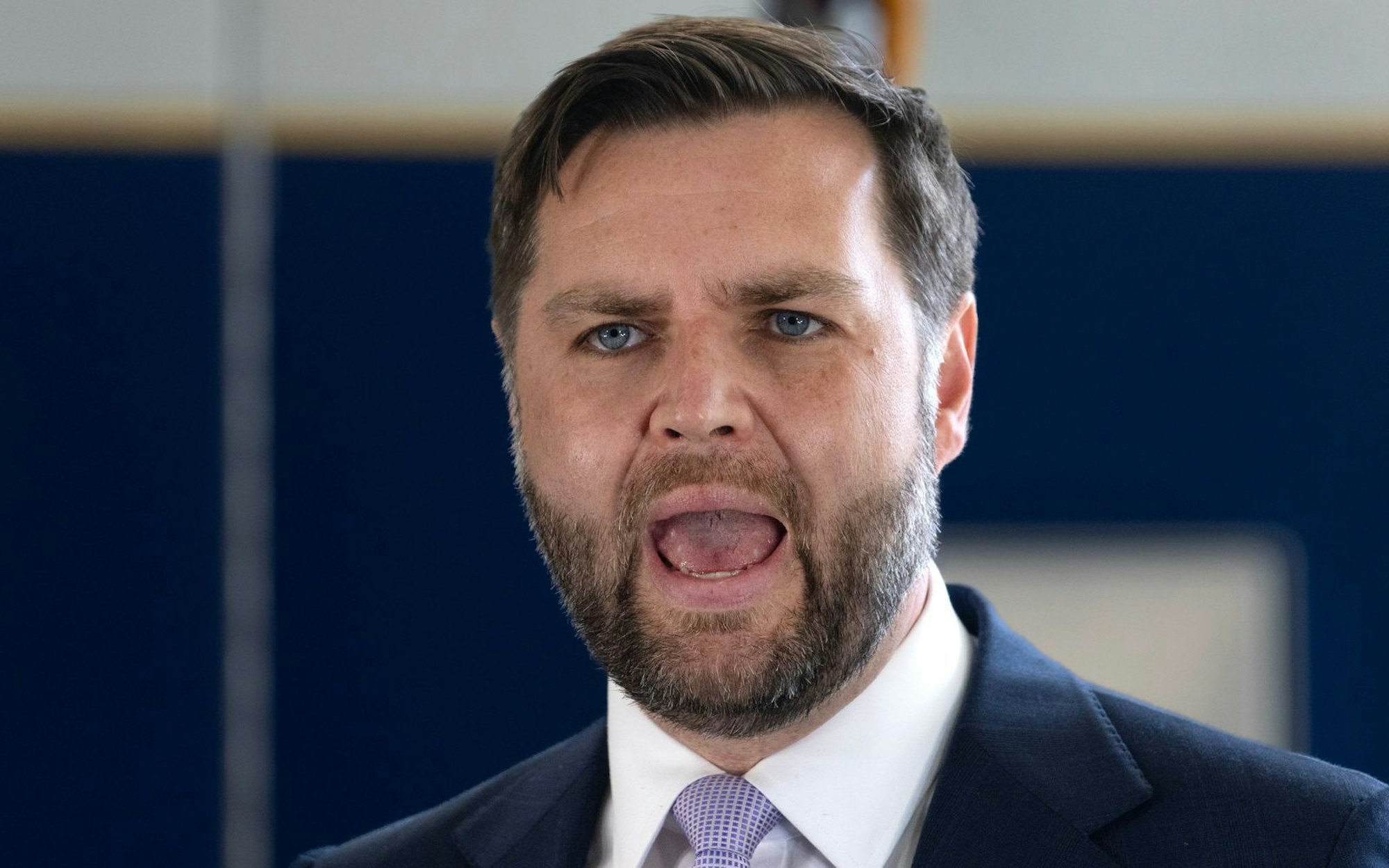 Lautsprecher J.D. Vance: „Wenn man in den Trumpismus eintaucht, taucht man in den Faustkampf ein“, heißt es in der ZDF-Doku. (Bild: 2025 Getty Images/Scott Olson)