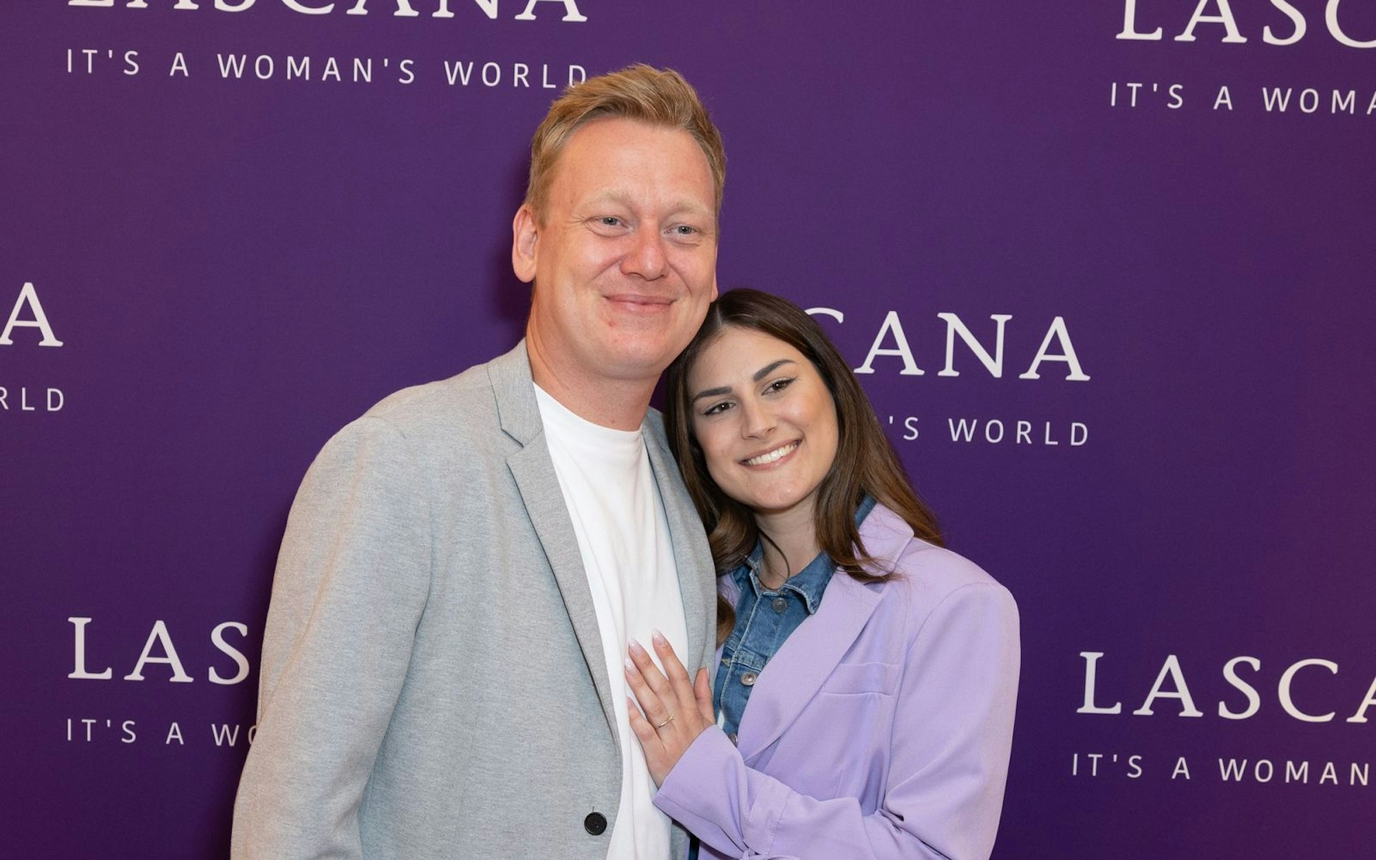 Mit seiner Partnerin Lia schwebt Entertainer Jens Knossalla auf Wolke Sieben. Neben einer baldigen Hochzeit plant das Paar auf jede Menge Nachwuchs. (Bild: 2023 Getty Images/Andreas Rentz)