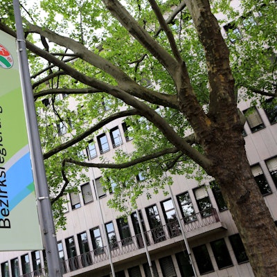 Das Foto zeigt das Gebäude der Bezirksregierung Köln.