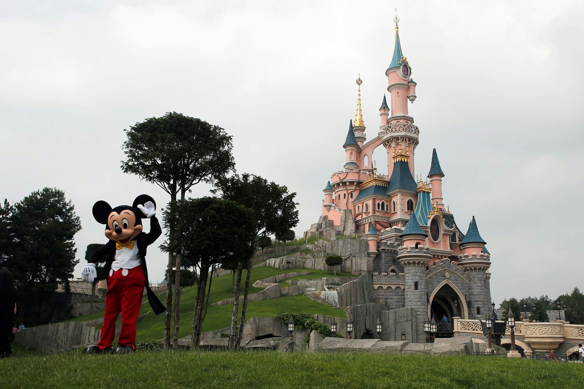 In einem rätselhaften Fall um eine wohl vorgetäuschte Kinderhochzeit im Disneyland Paris ermittelt die französische Justiz. (Archivbild)