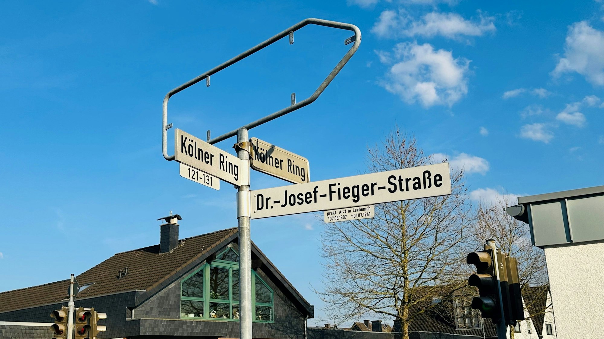 Zu sehen ist ein Straßenschild vor blauem Himmel.