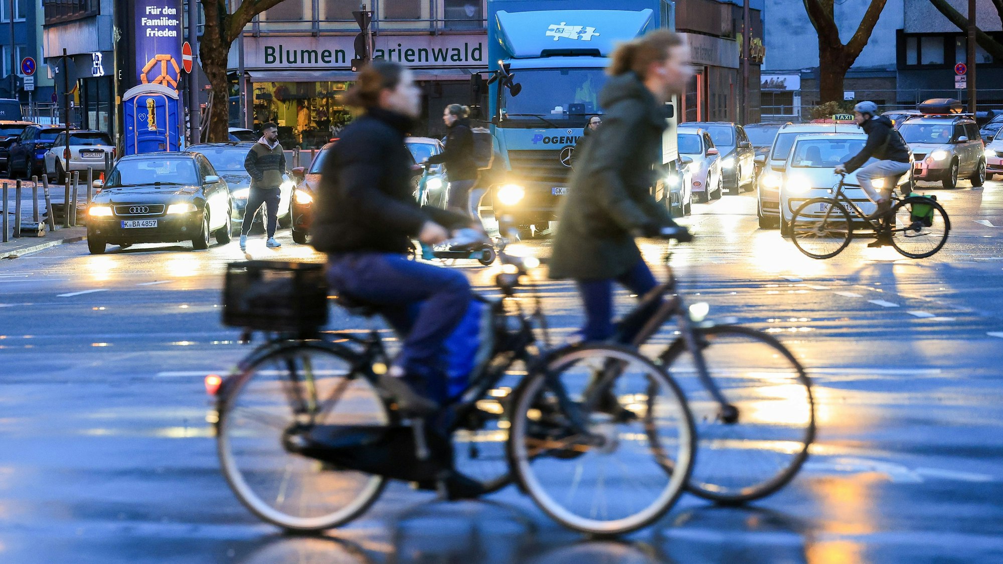 Fahrräder fahren über eine Kreuzung am Barbarossaplatz