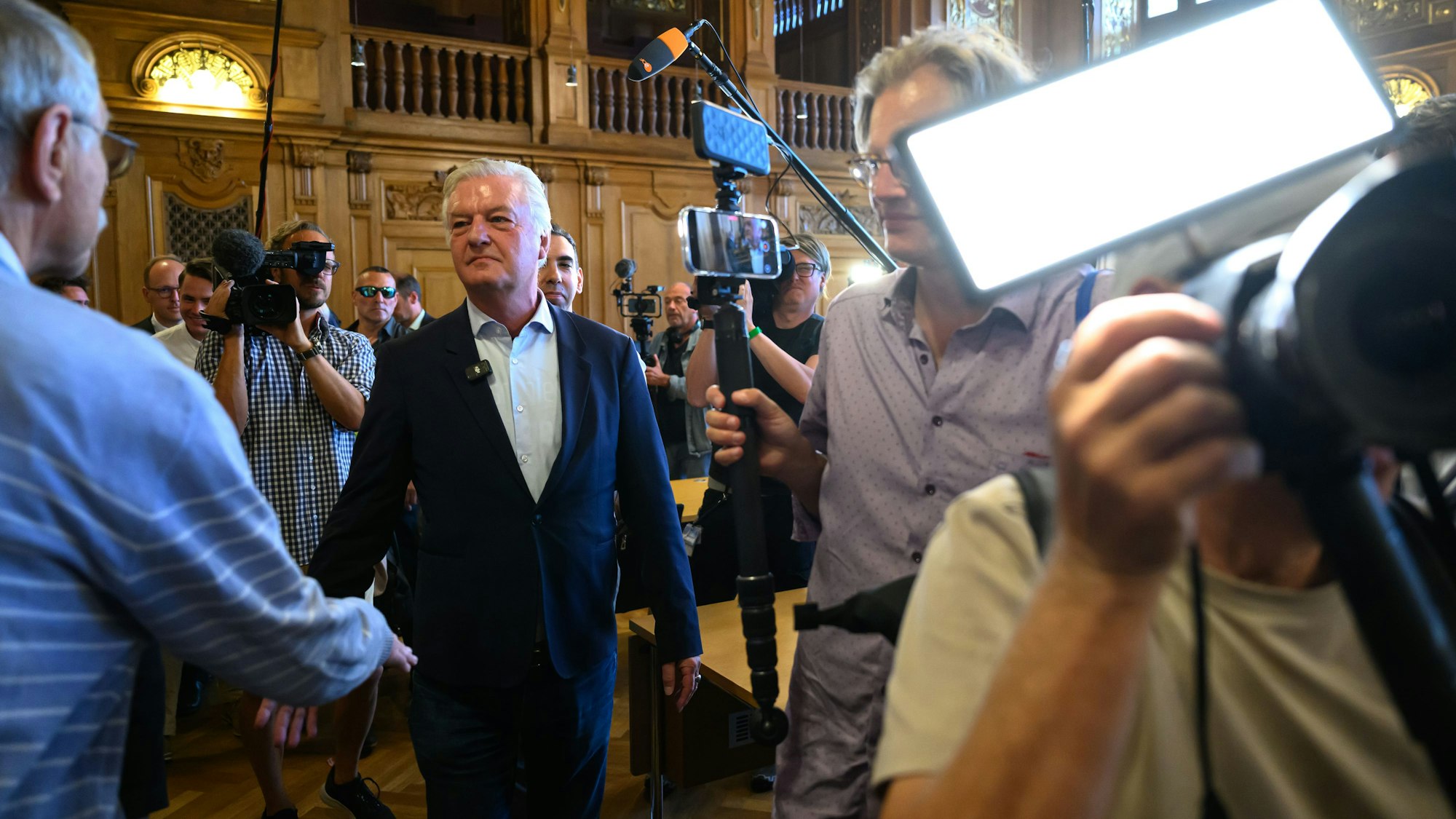 Das Foto zeigt Jürgen Elsässer, Compact-Chefredakteur. Foto: Hendrik Schmidt/dpa