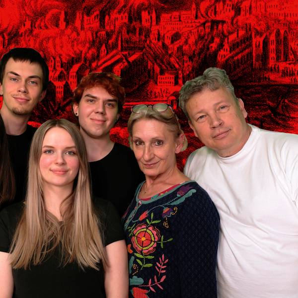 Die fünf Darstellerinnen und Darsteller und Regisseurin Nelia Nusch lächeln vor einem roten Hintergrund in die Kamera