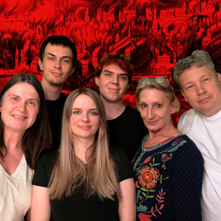 Die fünf Darstellerinnen und Darsteller und Regisseurin Nelia Nusch lächeln vor einem roten Hintergrund in die Kamera