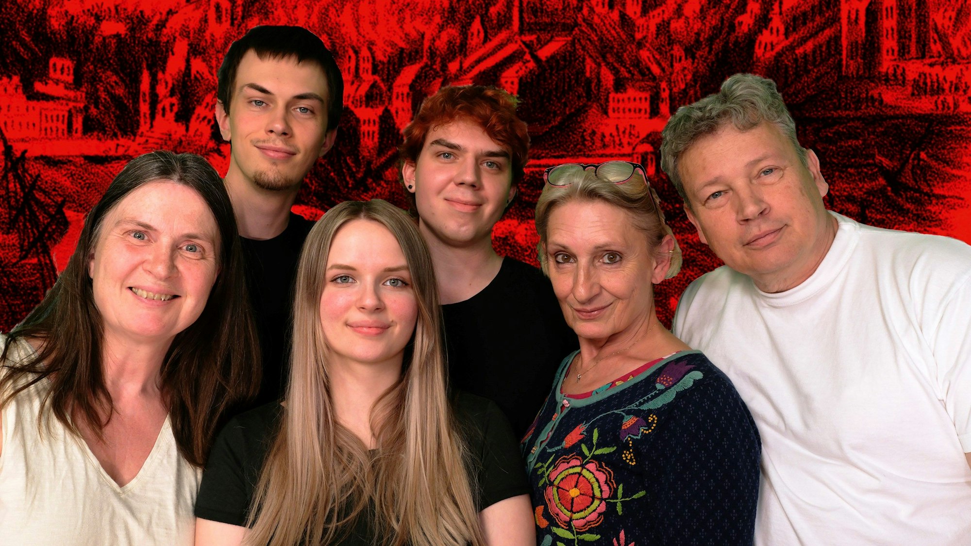 Die fünf Darstellerinnen und Darsteller und Regisseurin Nelia Nusch lächeln vor einem roten Hintergrund in die Kamera