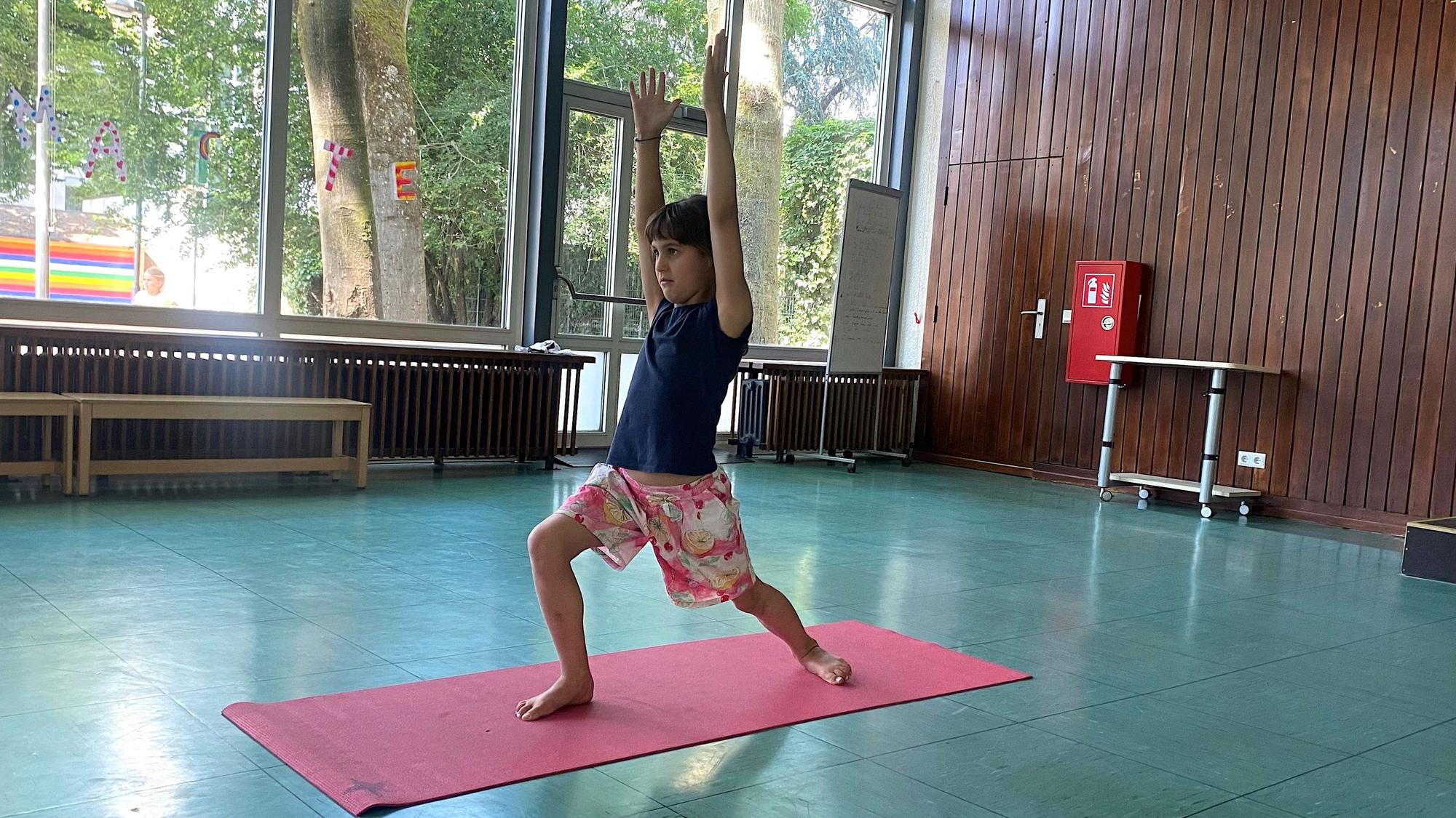 Eine Schülerin macht eine Yoga-Übung.