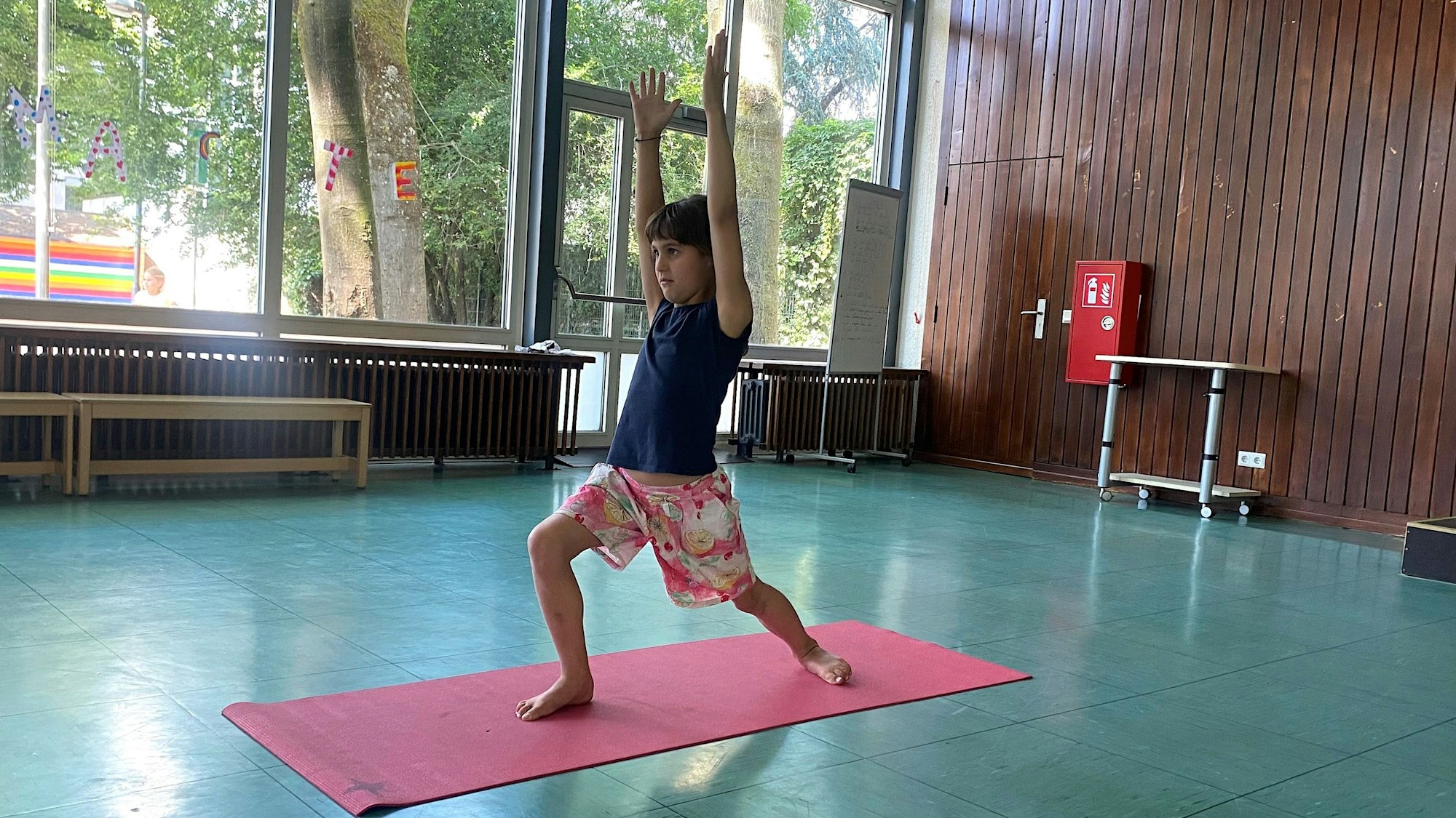 Eine Schülerin macht eine Yoga-Übung.