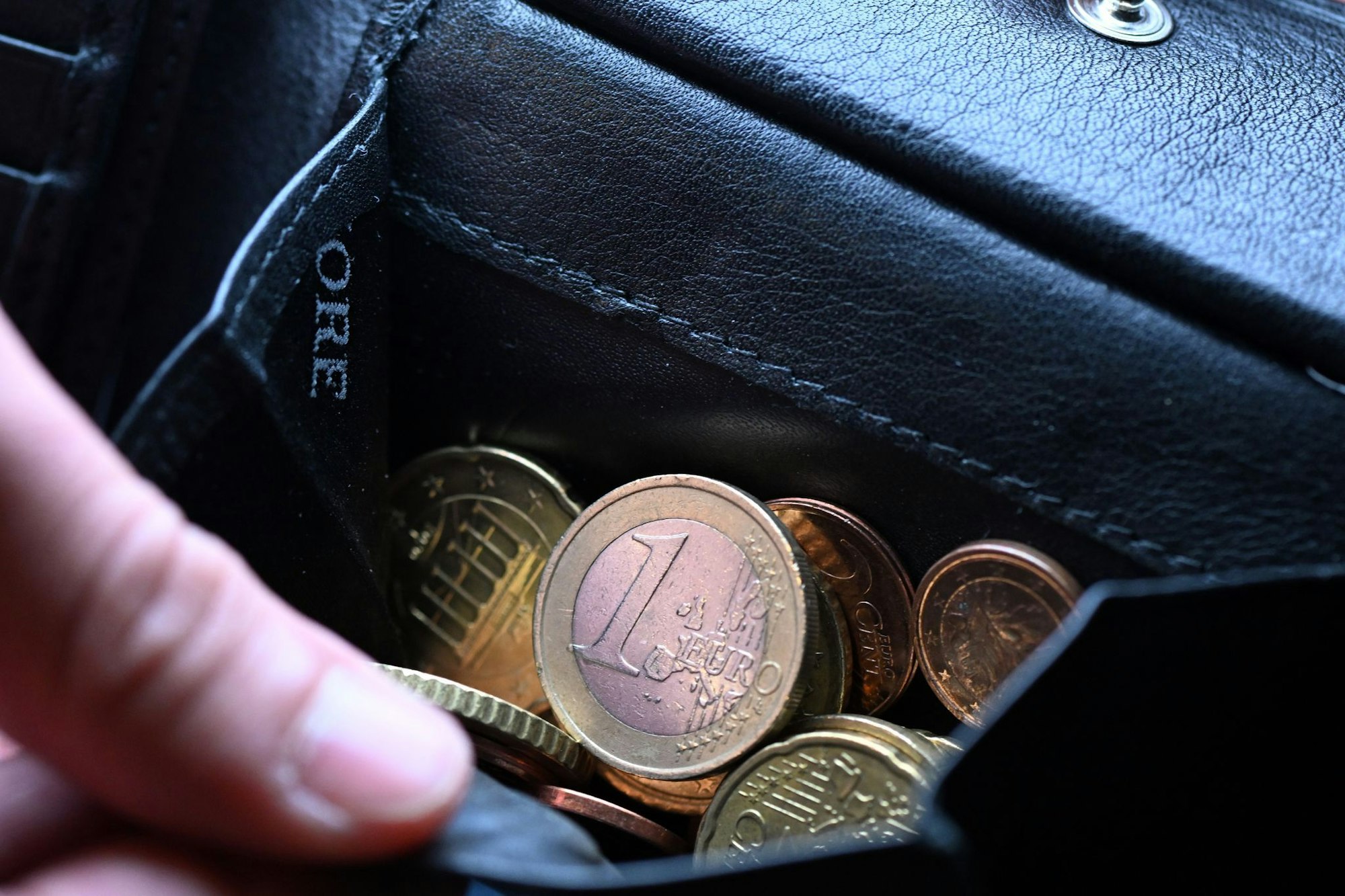 Wenn man jeden Euro einzeln umdrehen muss: Mehr als jeder Sechste in NRW gilt als armutsgefährdet. (Symbolbild)