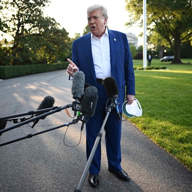 Das Foto zeigt US-Präsident Donald Trump vor seinem Abflug zum Nato-Gipfel in Den Haag. Foto: Mandel Ngan/AFP.