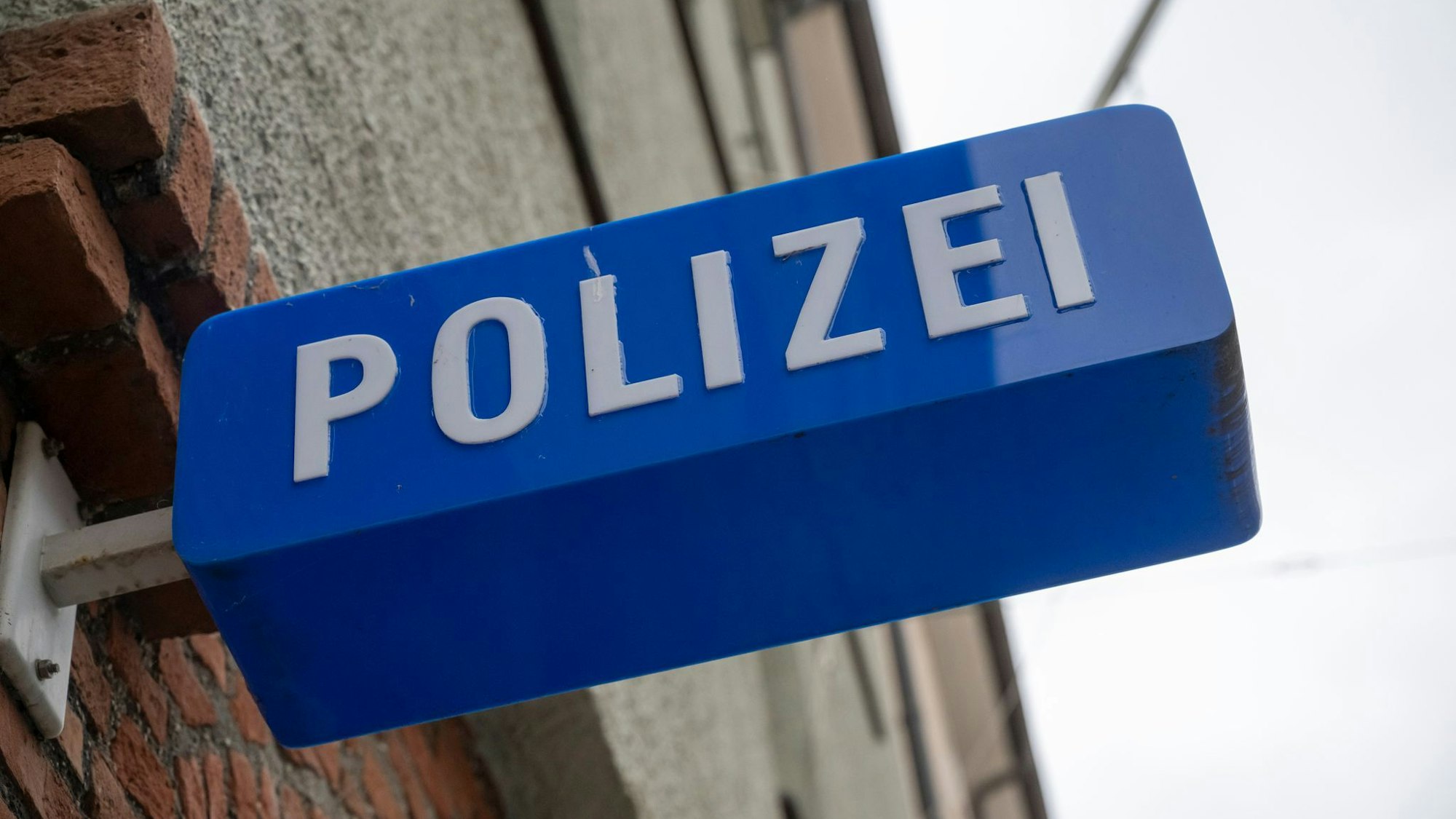 Schild an einer Polizeistation. (Symbolbild)