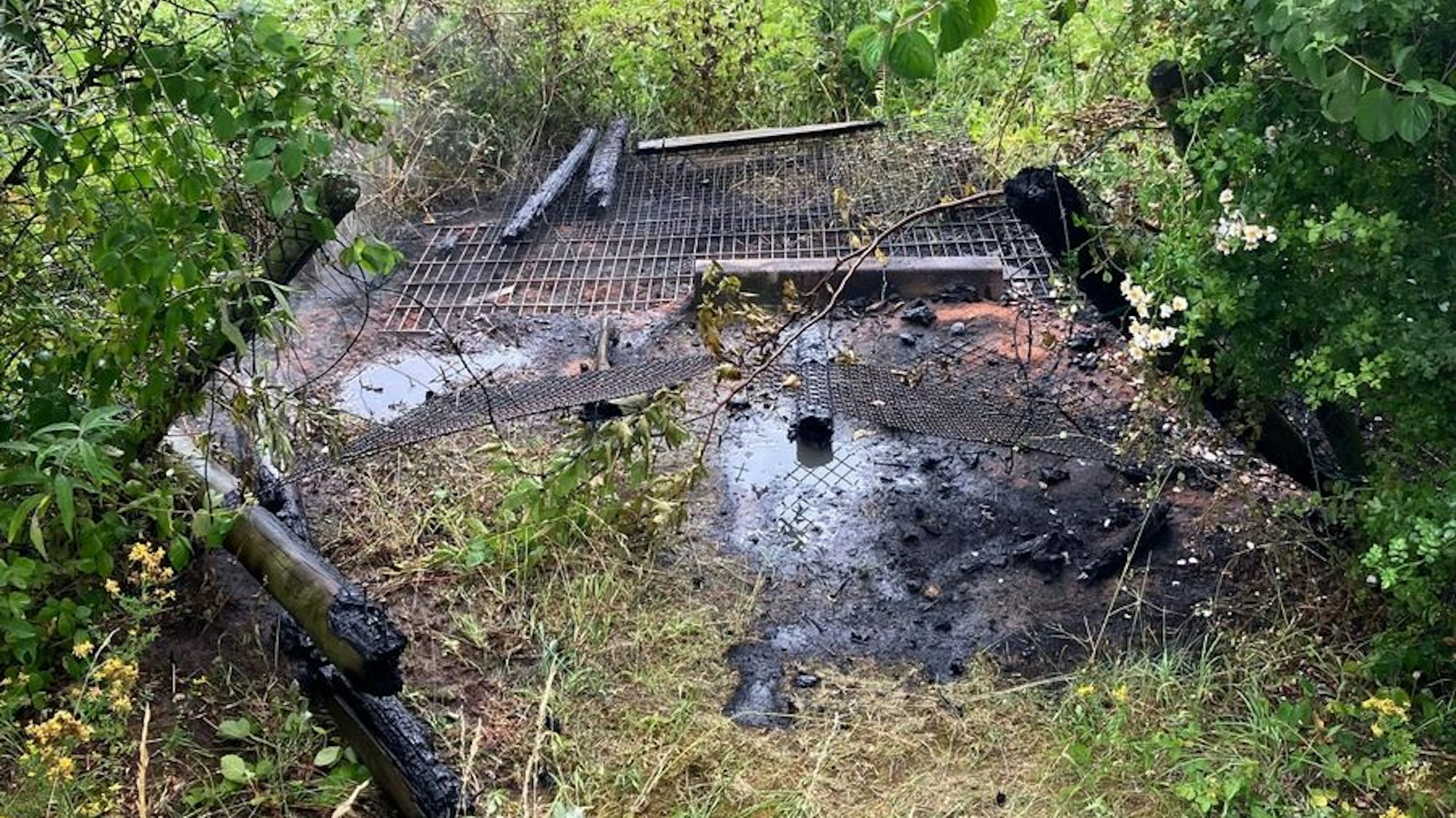 Brand einer Holzkonstruktion in Niederkassel-Uckendorf
