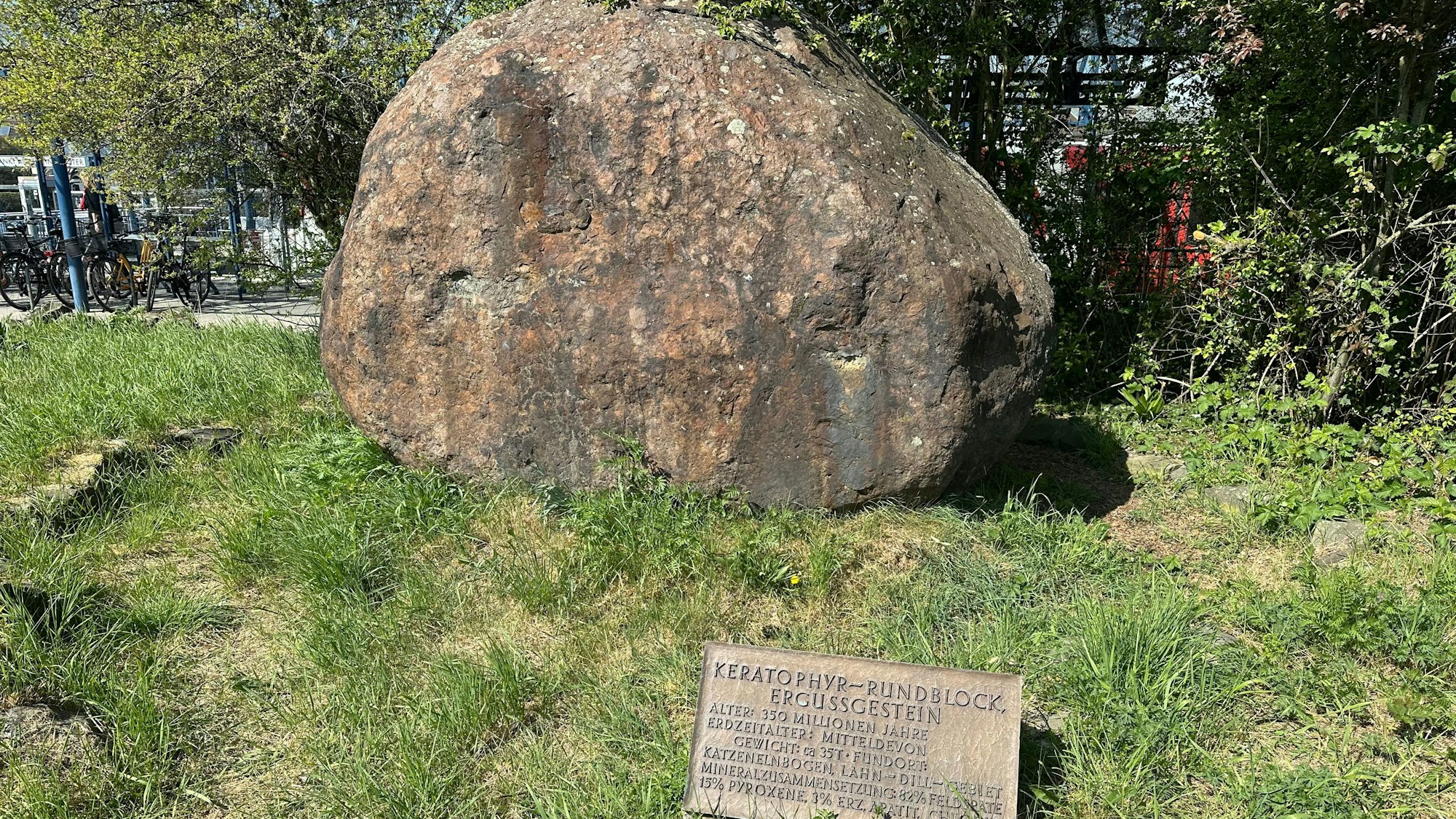 Der Findling in Sankt Augustin an der Haltestelle Kloster der Stadtbahn wiegt 35 Tonnen.