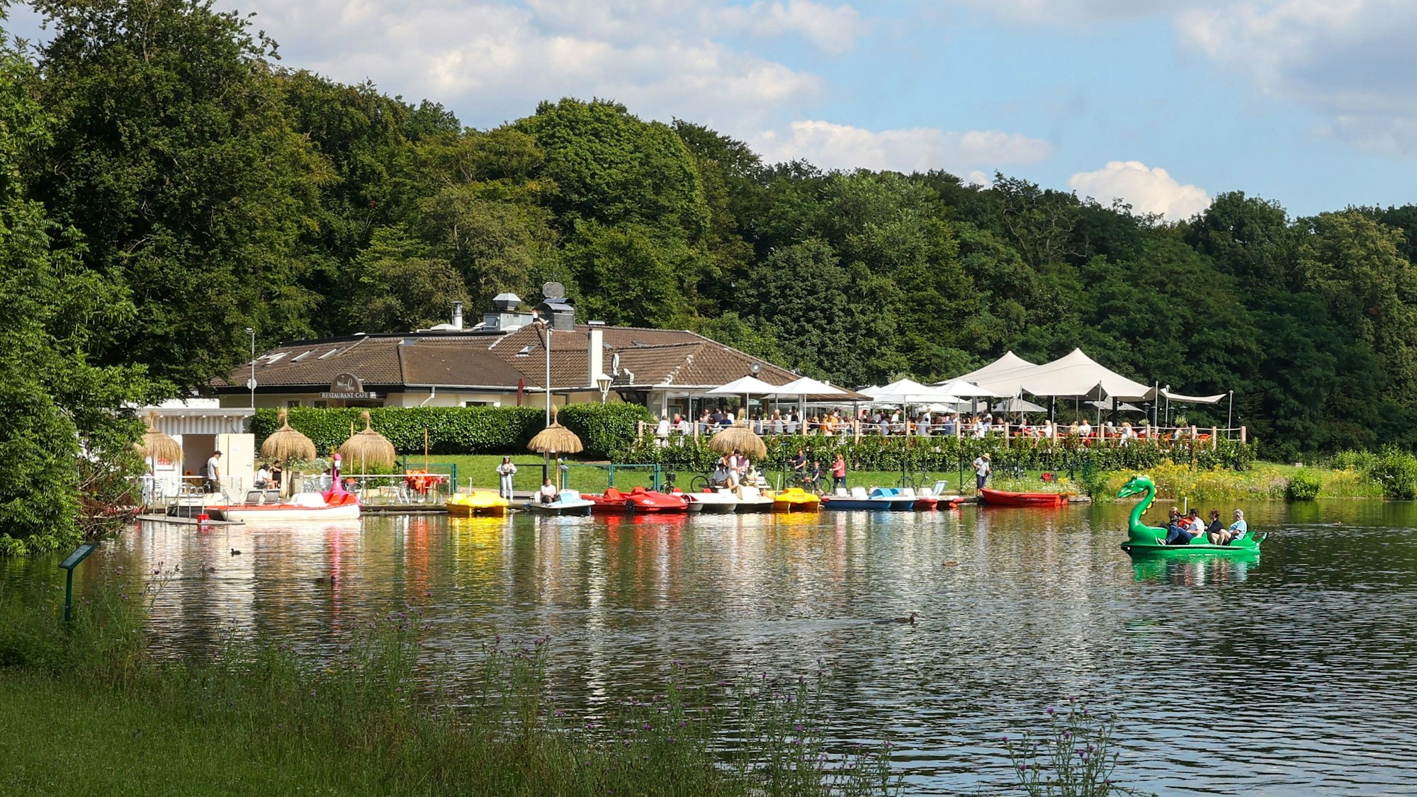 Das Ausflugslokal Haus am See
am Decksteiner Weiher
im Juli 2024.