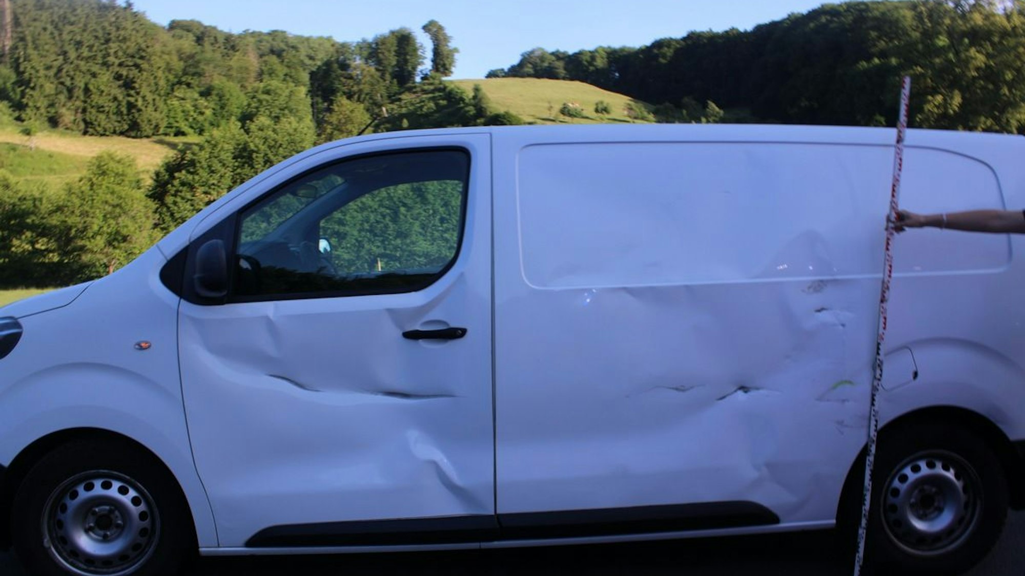 Unfallstelle an der Kürtener Straße in Bergisch Gladbach, wo ein Quadfahrer bei einem Zusammenstoß schwer verletzt wurde