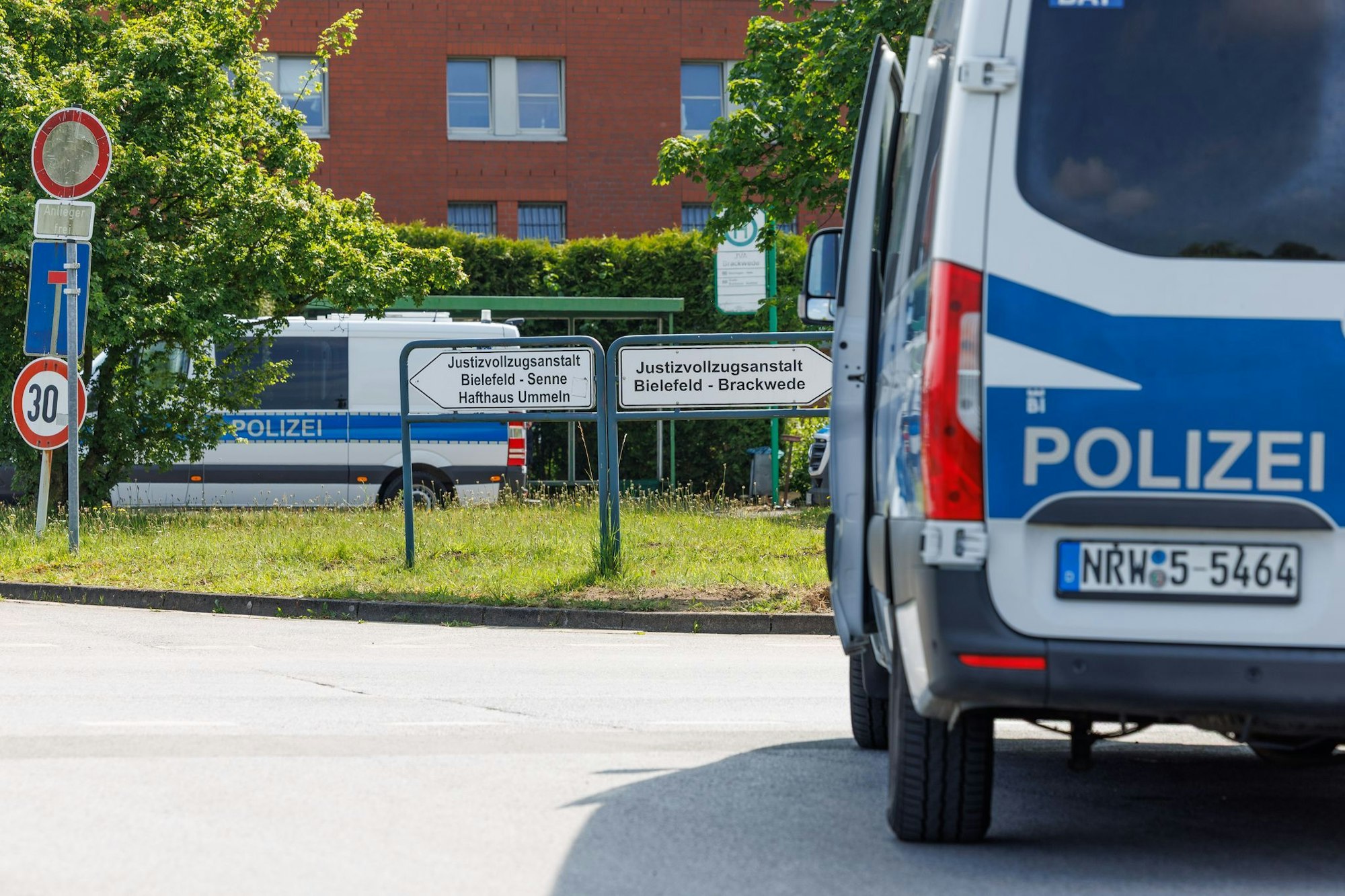 Einsatzfahrzeuge der Polizei stehen vor der JVA Bielefeld. (Archivbild)