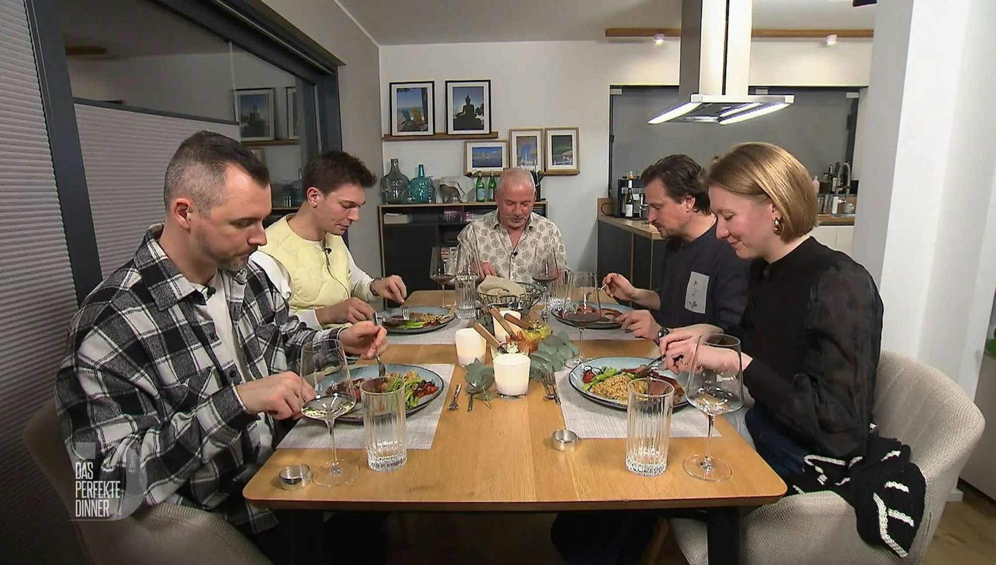 An Tag 2 trifft sich die Berliner „Dinner“-Gruppe bei Heiko (60) in Brunsdorf. (Bild: RTL)