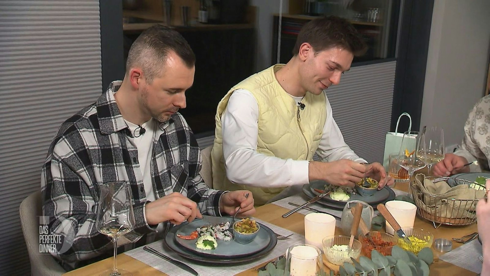 Benni (links) und Freddy genießen Heikos Ceviche. (Bild: RTL)
