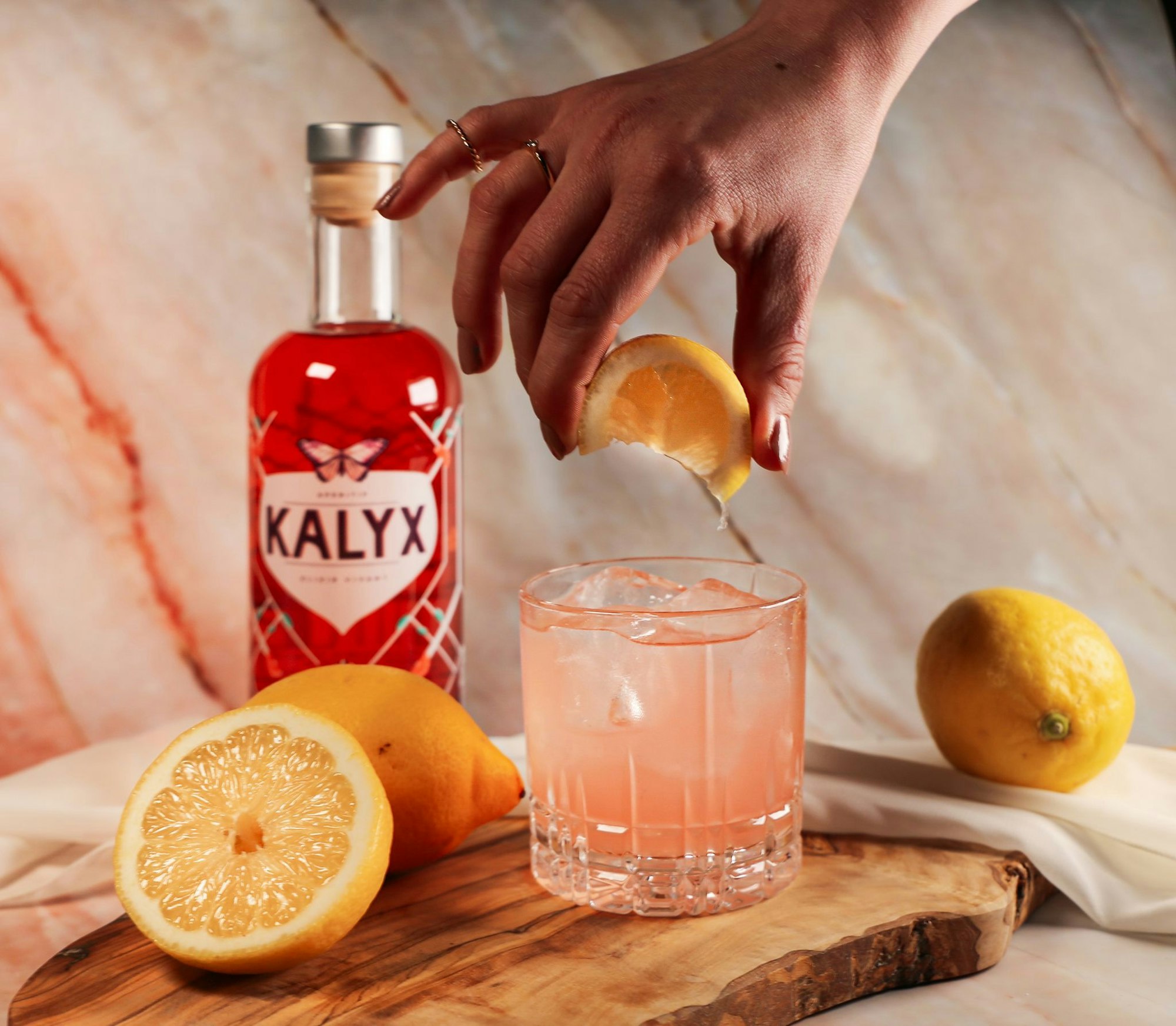 Die alkoholarme Abwandlung von «Moscow Mule»: Der «Kalyx Mule» ist ein fruchtig-floraler Aperitif mit Aromen von Himbeere, Grapefruit und Rose.