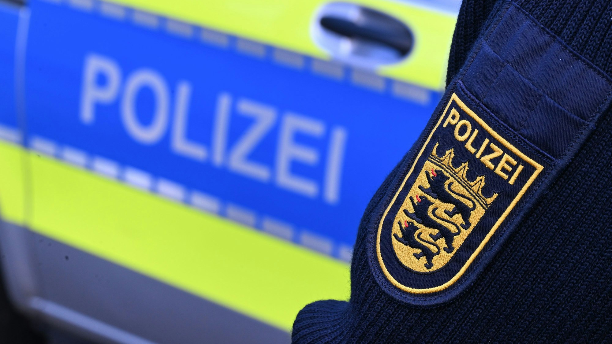 ARCHIV - 03.12.2024, Baden-Württemberg, Stuttgart: Das Logo der Polizei auf der Dienstkleidung eines Beamten. (zu dpa: «Minderjährige schlagen Mann zu Boden») Foto: Bernd Weißbrod/dpa +++ dpa-Bildfunk +++