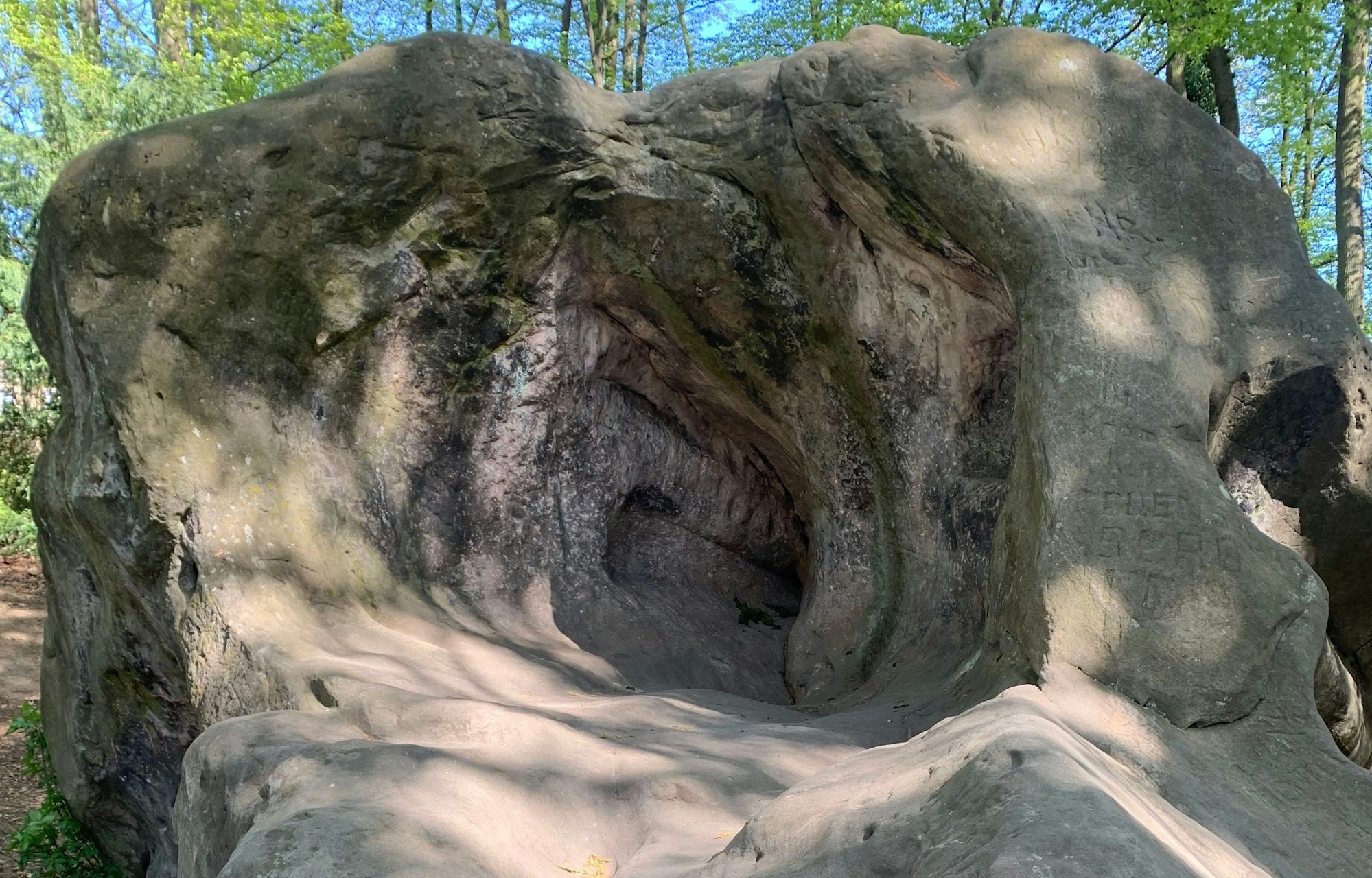 Durch das Wasser wurden die Hohlräume im Quarzitsteinklumpen ausgespült.