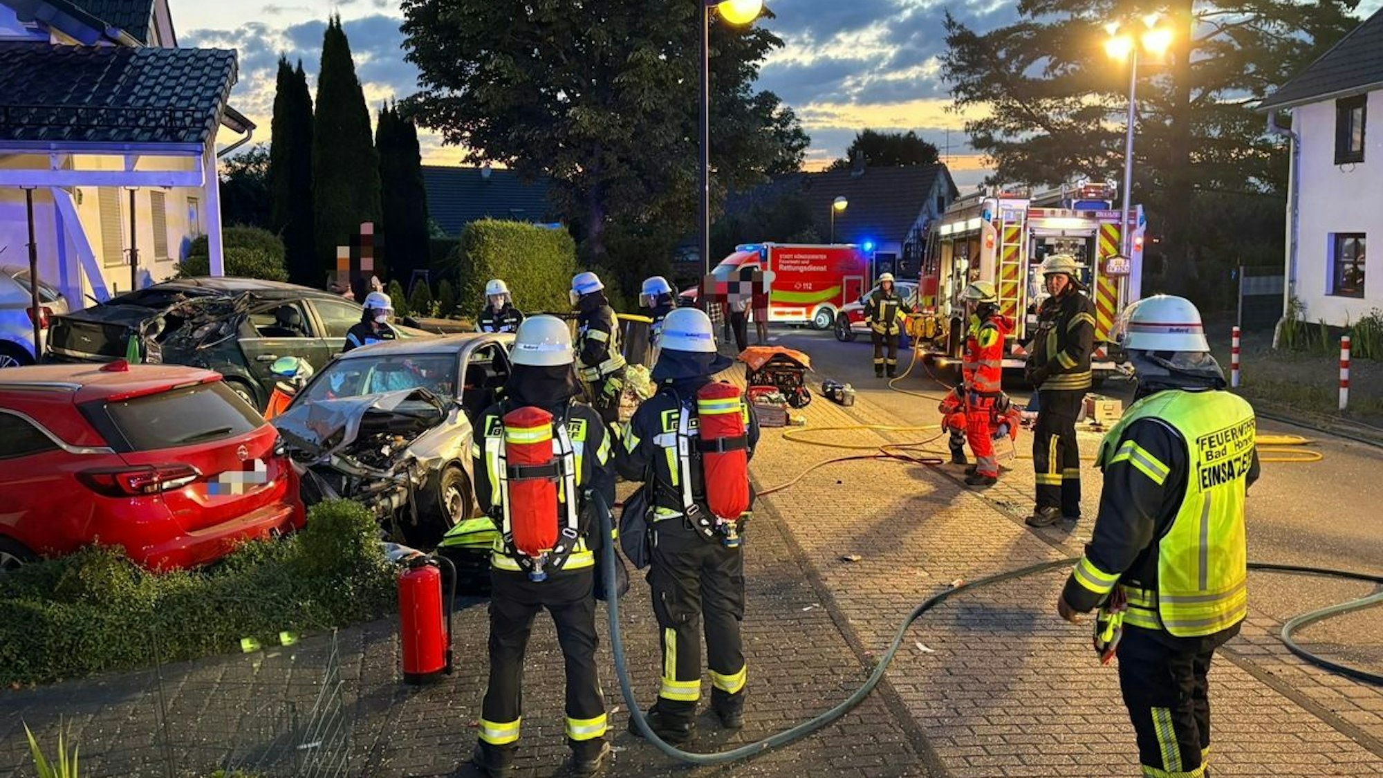 Schwerer Verkehrsunfall in Bad Honnef-Wülscheid, bei dem ein PKW von der Straße abkam und mit geparkten Fahrzeugen und einem Carport kollidierte.