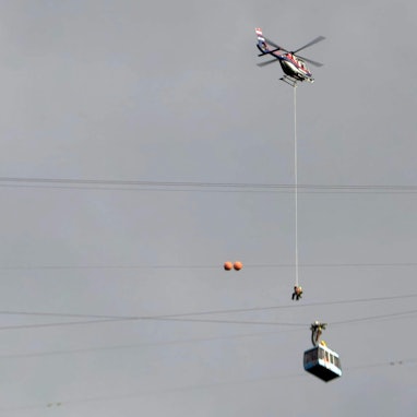 Nach einem Unwetter saßen in Vorarlberg 19 Personen in einer Gondel der Dornbirner Karrenseilbahn fest.