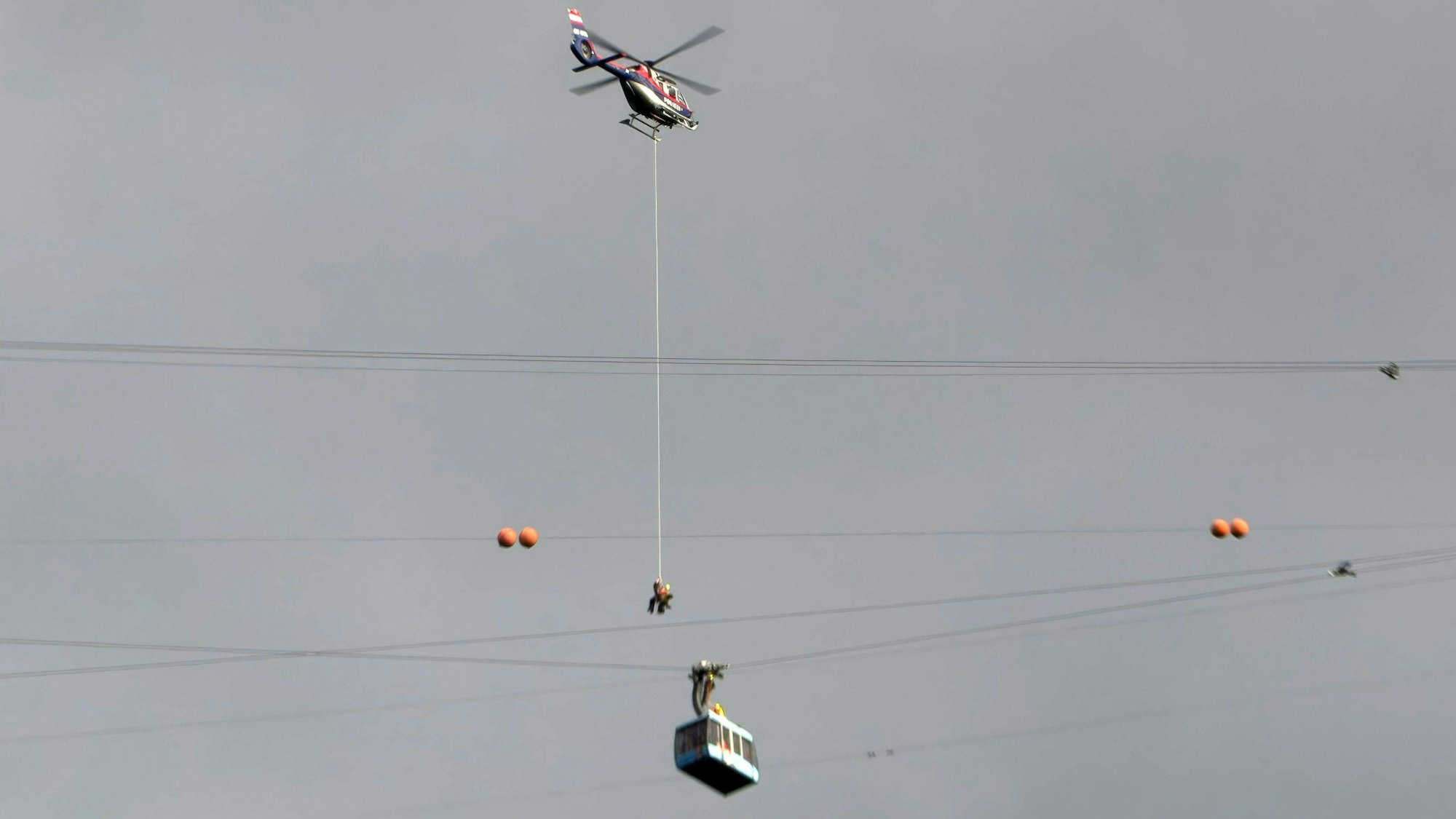 Nach einem Unwetter saßen in Vorarlberg 19 Personen in einer Gondel der Dornbirner Karrenseilbahn fest.