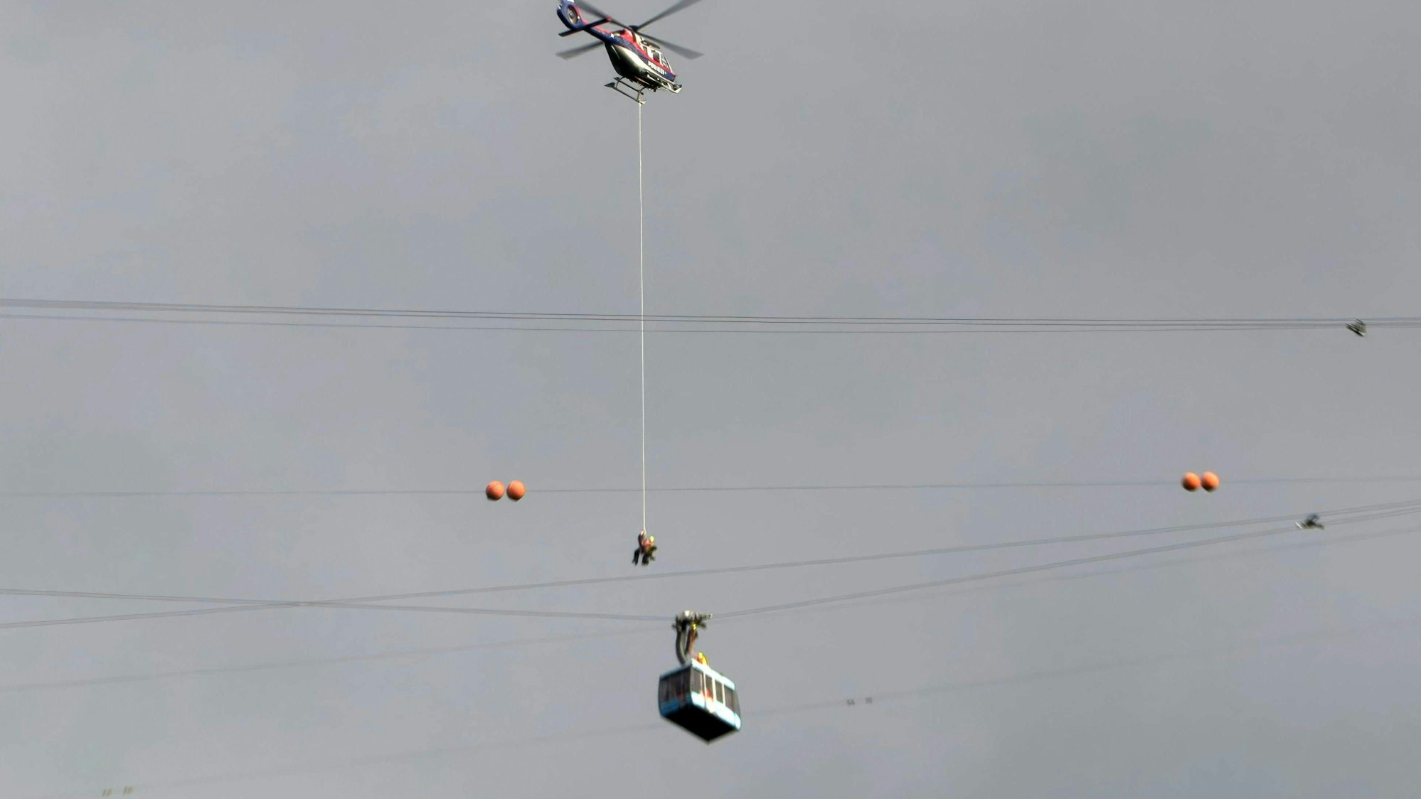 Nach einem Unwetter saßen in Vorarlberg 19 Personen in einer Gondel der Dornbirner Karrenseilbahn fest.