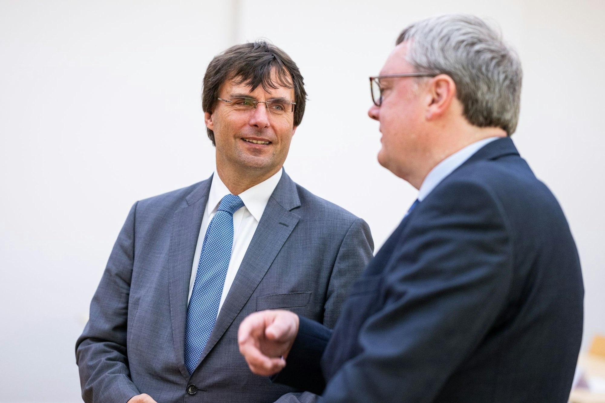 NRW-Finanzminister Marcus Optendrenk (CDU) unterhält sich mit dem Rechtsexperten Rainer Wernsmann.